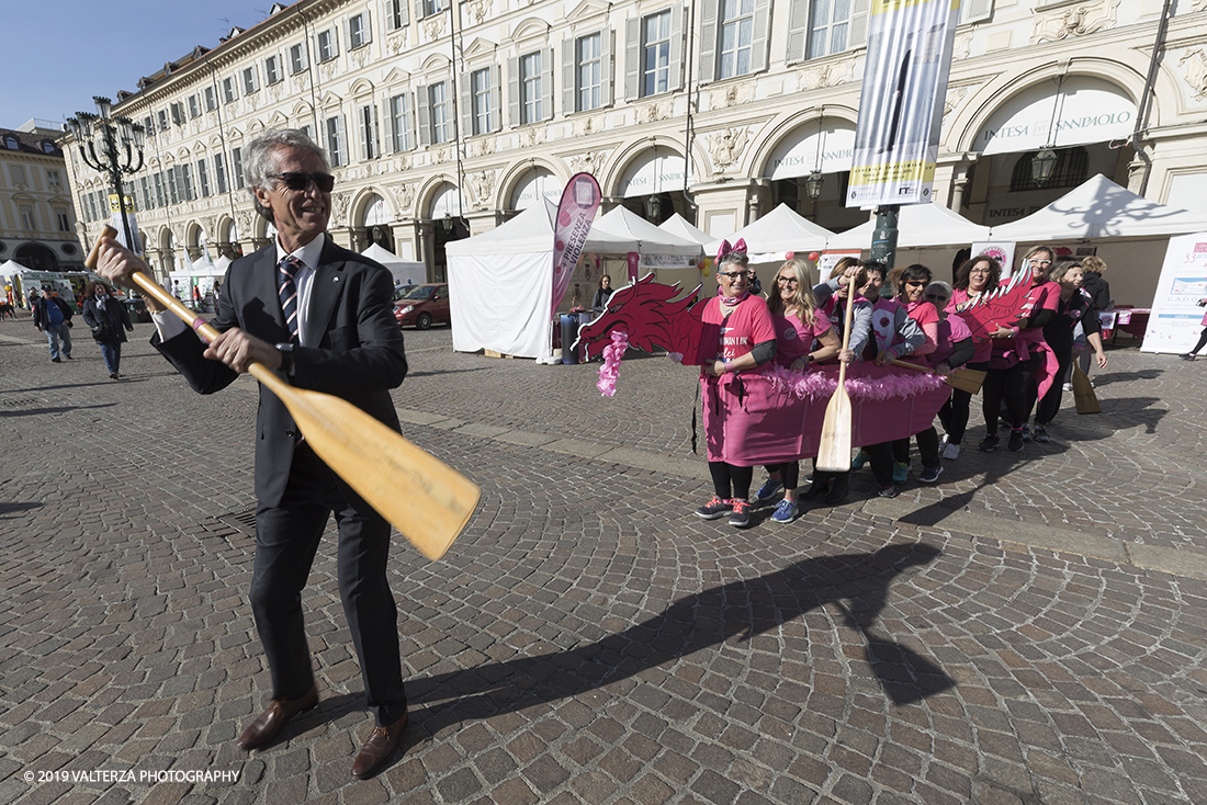 _X9B6091.jpg - 03-03-2019. Torino. â€œJust The Woman I am â€� Ã¨ una corsa/camminata podistica non competitiva di 6 km per sostenere la ricerca universitaria sul cancro: uomini e donne correranno fianco a fianco a sostegno della ricerca universitaria e della diffusione di una maggiore consapevolezza di sÃ© per un corretto stile di vita.  In questa giornata non c'Ã¨ solo la corsa, ma anche un fitto programma di eventi in piazza, non esclusivamente sportivi. Nella foto il presidente del CUa con le Dragonette ONLUS dedicato alle donne operate di cancro al seno.