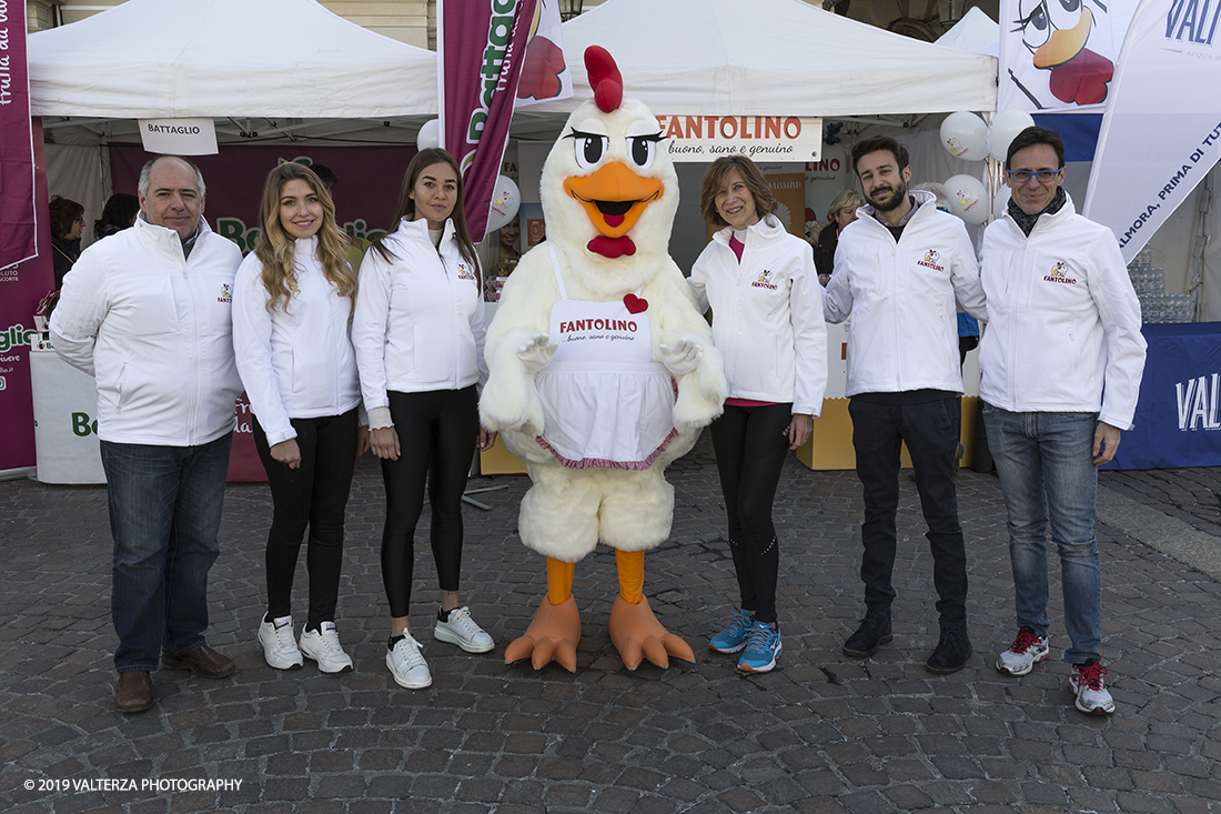 _X9B6133.jpg - 03-03-2019. Torino. â€œJust The Woman I am â€� Ã¨ una corsa/camminata podistica non competitiva di 6 km per sostenere la ricerca universitaria sul cancro: uomini e donne correranno fianco a fianco a sostegno della ricerca universitaria e della diffusione di una maggiore consapevolezza di sÃ© per un corretto stile di vita.  In questa giornata non c'Ã¨ solo la corsa, ma anche un fitto programma di eventi in piazza, non esclusivamente sportivi. Nella foto gazebo di sponsor della manifestazione.