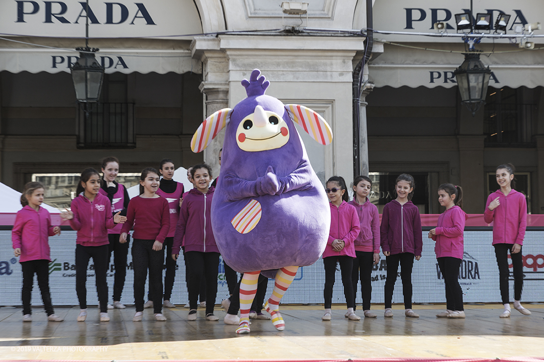 _X9B6247.jpg - 03-03-2019. Torino. â€œJust The Woman I am â€� Ã¨ una corsa/camminata podistica non competitiva di 6 km per sostenere la ricerca universitaria sul cancro: uomini e donne correranno fianco a fianco a sostegno della ricerca universitaria e della diffusione di una maggiore consapevolezza di sÃ© per un corretto stile di vita.  In questa giornata non c'Ã¨ solo la corsa, ma anche un fitto programma di eventi in piazza, non esclusivamente sportivi. Nella foto Bumbi di Rai YoYo sul palco per la gioia dei piÃ¹ piccoli.