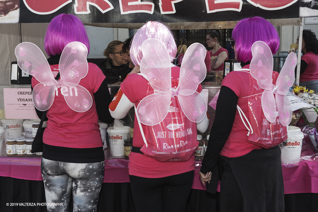 _X9B6252.jpg - 03-03-2019. Torino. â€œJust The Woman I am â€� Ã¨ una corsa/camminata podistica non competitiva di 6 km per sostenere la ricerca universitaria sul cancro: uomini e donne correranno fianco a fianco a sostegno della ricerca universitaria e della diffusione di una maggiore consapevolezza di sÃ© per un corretto stile di vita.  In questa giornata non c'Ã¨ solo la corsa, ma anche un fitto programma di eventi in piazza, non esclusivamente sportivi. Nella foto partecipanti all'evento