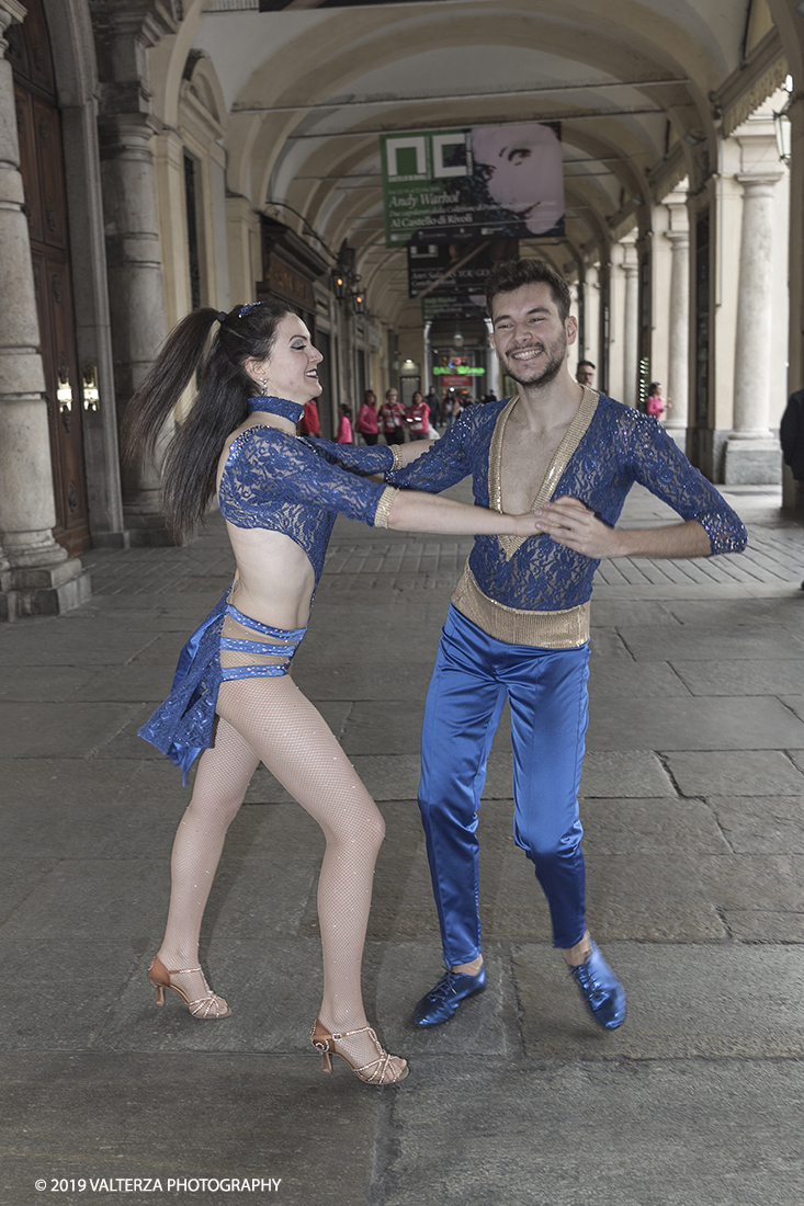 _X9B6293.jpg - 03-03-2019. Torino. â€œJust The Woman I am â€� Ã¨ una corsa/camminata podistica non competitiva di 6 km per sostenere la ricerca universitaria sul cancro: uomini e donne correranno fianco a fianco a sostegno della ricerca universitaria e della diffusione di una maggiore consapevolezza di sÃ© per un corretto stile di vita.  In questa giornata non c'Ã¨ solo la corsa, ma anche un fitto programma di eventi in piazza, non esclusivamente sportivi. Nella foto esibizione di ballerini sotto i portici di piazza San Carlo.