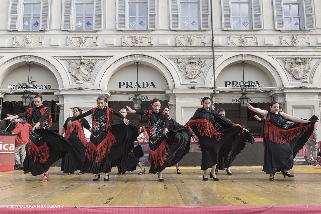 _X9B6337.jpg - 03-03-2019. Torino. â€œJust The Woman I am â€� Ã¨ una corsa/camminata podistica non competitiva di 6 km per sostenere la ricerca universitaria sul cancro: uomini e donne correranno fianco a fianco a sostegno della ricerca universitaria e della diffusione di una maggiore consapevolezza di sÃ© per un corretto stile di vita.  In questa giornata non c'Ã¨ solo la corsa, ma anche un fitto programma di eventi in piazza, non esclusivamente sportivi. Nella foto gruppo di ballo di flamenco.