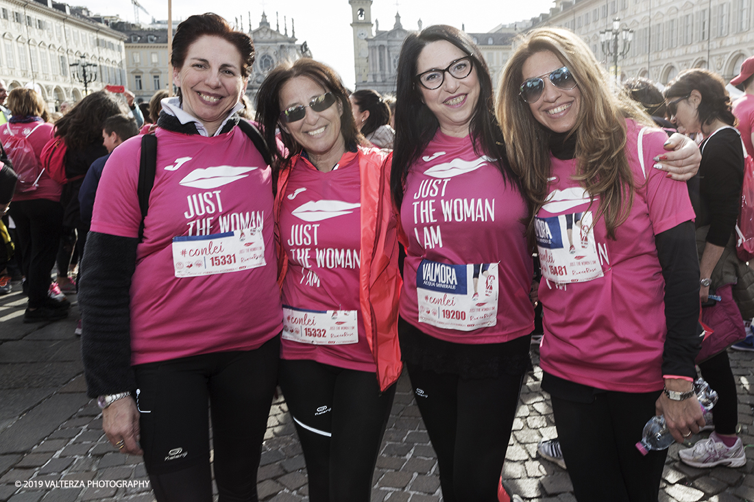 _X9B6472.jpg - 03-03-2019. Torino. â€œJust The Woman I am â€� Ã¨ una corsa/camminata podistica non competitiva di 6 km per sostenere la ricerca universitaria sul cancro: uomini e donne correranno fianco a fianco a sostegno della ricerca universitaria e della diffusione di una maggiore consapevolezza di sÃ© per un corretto stile di vita.  In questa giornata non c'Ã¨ solo la corsa, ma anche un fitto programma di eventi in piazza, non esclusivamente sportivi. Nella foto partecipanti all'evento.