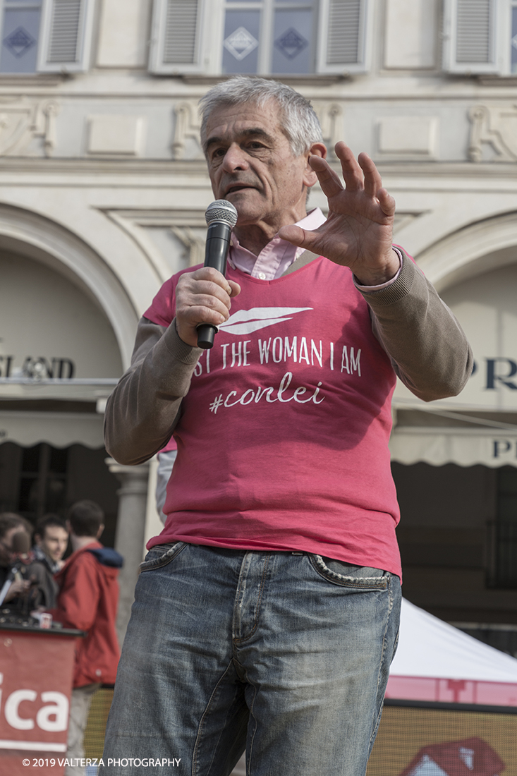 _X9B6670.jpg - 03-03-2019. Torino. â€œJust The Woman I am â€� Ã¨ una corsa/camminata podistica non competitiva di 6 km per sostenere la ricerca universitaria sul cancro: uomini e donne correranno fianco a fianco a sostegno della ricerca universitaria e della diffusione di una maggiore consapevolezza di sÃ© per un corretto stile di vita.  In questa giornata non c'Ã¨ solo la corsa, ma anche un fitto programma di eventi in piazza, non esclusivamente sportivi. Nella foto il presidente della regione Piemonte sul palco elogia l'importanza della manifestazione destinata a supportare la ricerca oncologica