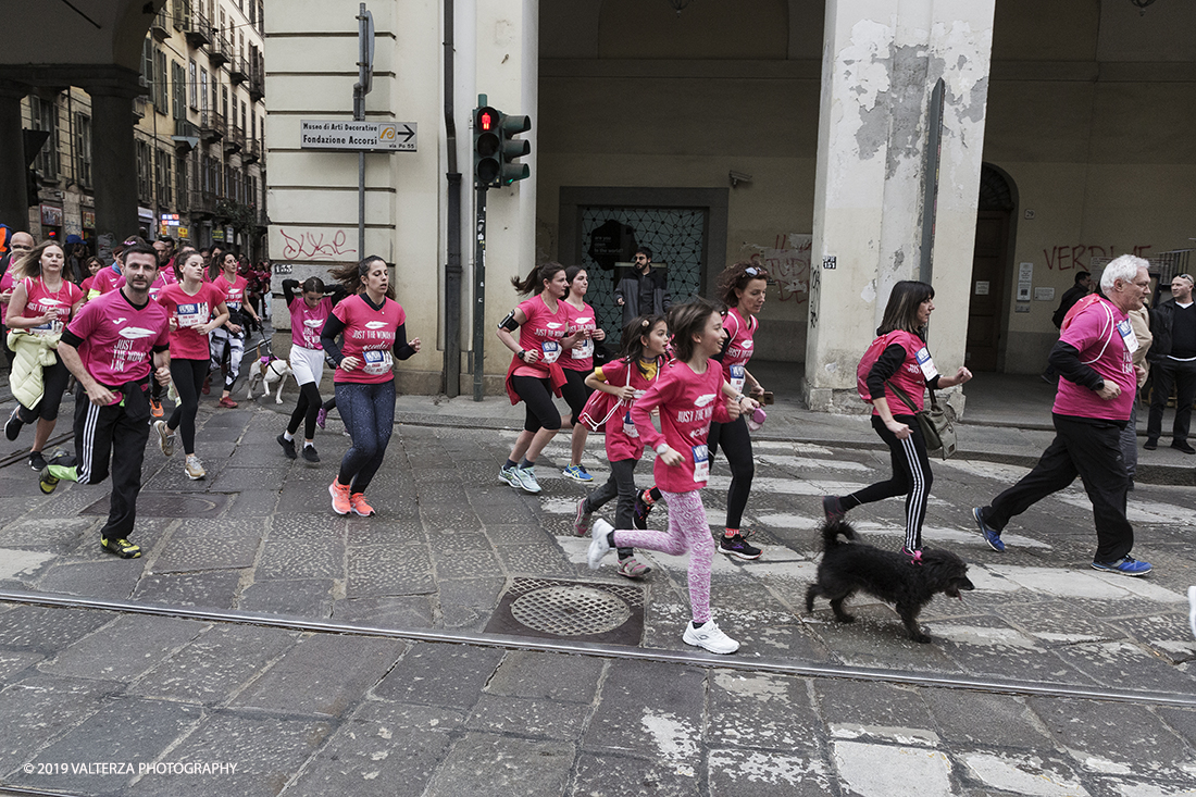 _X9B6709.jpg - 03-03-2019. Torino. â€œJust The Woman I am â€� Ã¨ una corsa/camminata podistica non competitiva di 6 km per sostenere la ricerca universitaria sul cancro: uomini e donne correranno fianco a fianco a sostegno della ricerca universitaria e della diffusione di una maggiore consapevolezza di sÃ© per un corretto stile di vita.  In questa giornata non c'Ã¨ solo la corsa, ma anche un fitto programma di eventi in piazza, non esclusivamente sportivi. Nella foto un momento della corsa camminata attraverso le vie della cittÃ 