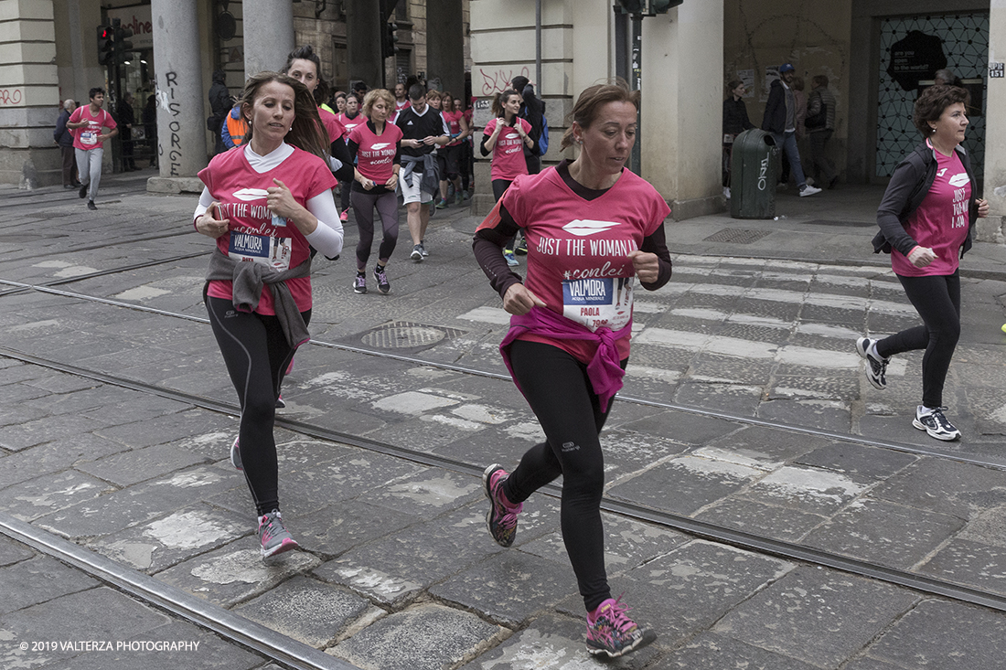 _X9B6733.jpg - 03-03-2019. Torino. â€œJust The Woman I am â€� Ã¨ una corsa/camminata podistica non competitiva di 6 km per sostenere la ricerca universitaria sul cancro: uomini e donne correranno fianco a fianco a sostegno della ricerca universitaria e della diffusione di una maggiore consapevolezza di sÃ© per un corretto stile di vita.  In questa giornata non c'Ã¨ solo la corsa, ma anche un fitto programma di eventi in piazza, non esclusivamente sportivi. Nella foto un momento della corsa camminata attraverso le vie della cittÃ 