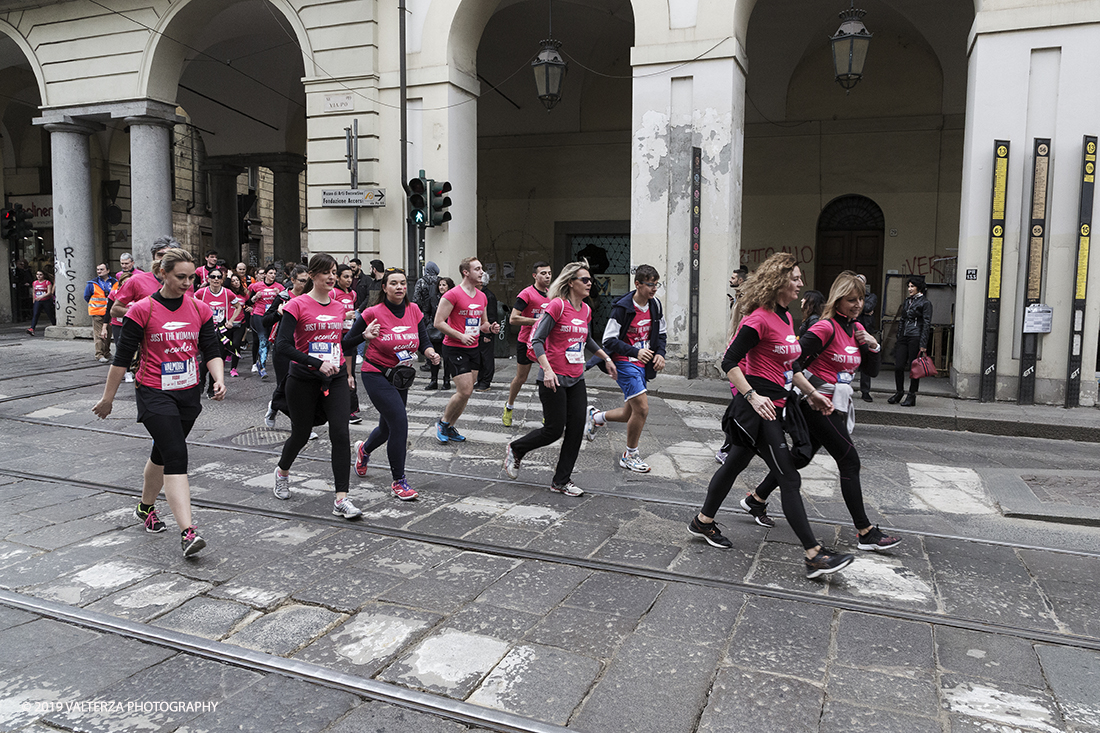 _X9B6758.jpg - 03-03-2019. Torino. â€œJust The Woman I am â€� Ã¨ una corsa/camminata podistica non competitiva di 6 km per sostenere la ricerca universitaria sul cancro: uomini e donne correranno fianco a fianco a sostegno della ricerca universitaria e della diffusione di una maggiore consapevolezza di sÃ© per un corretto stile di vita.  In questa giornata non c'Ã¨ solo la corsa, ma anche un fitto programma di eventi in piazza, non esclusivamente sportivi. Nella foto un momento della corsa camminata attraverso le vie della cittÃ 