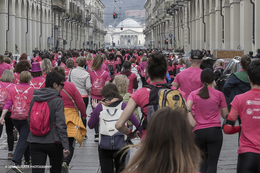 _X9B6847.jpg - 03-03-2019. Torino. â€œJust The Woman I am â€� Ã¨ una corsa/camminata podistica non competitiva di 6 km per sostenere la ricerca universitaria sul cancro: uomini e donne correranno fianco a fianco a sostegno della ricerca universitaria e della diffusione di una maggiore consapevolezza di sÃ© per un corretto stile di vita.  In questa giornata non c'Ã¨ solo la corsa, ma anche un fitto programma di eventi in piazza, non esclusivamente sportivi. Nella foto un momento della corsa camminata attraverso le vie della cittÃ 