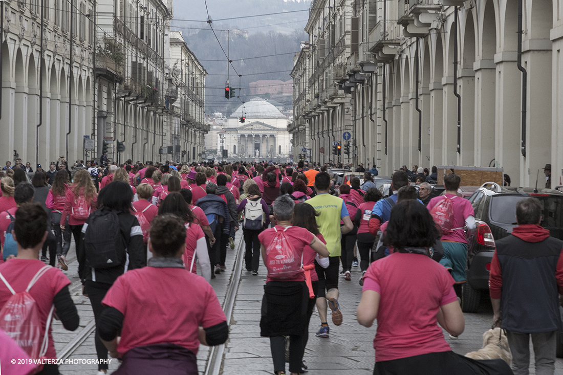 _X9B6854.jpg - 03-03-2019. Torino. â€œJust The Woman I am â€� Ã¨ una corsa/camminata podistica non competitiva di 6 km per sostenere la ricerca universitaria sul cancro: uomini e donne correranno fianco a fianco a sostegno della ricerca universitaria e della diffusione di una maggiore consapevolezza di sÃ© per un corretto stile di vita.  In questa giornata non c'Ã¨ solo la corsa, ma anche un fitto programma di eventi in piazza, non esclusivamente sportivi. Nella foto un momento della corsa camminata attraverso le vie della cittÃ 