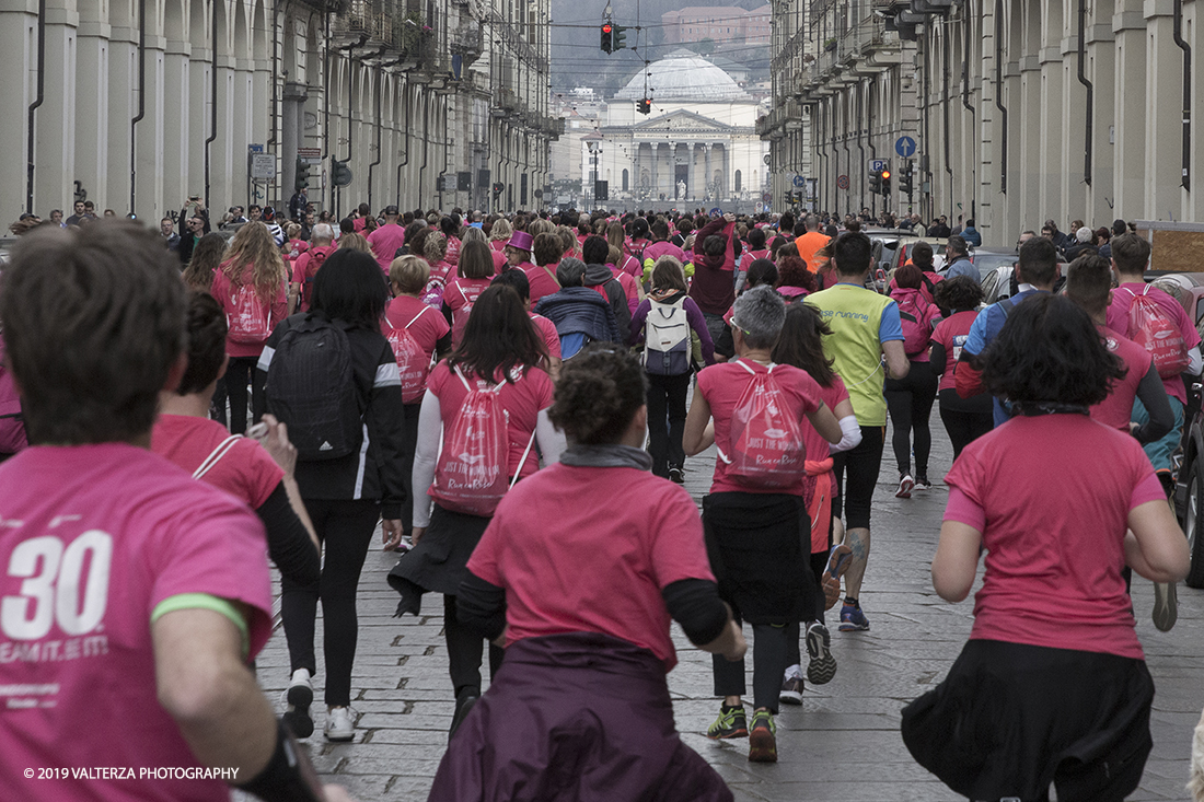 _X9B6856.jpg - 03-03-2019. Torino. â€œJust The Woman I am â€� Ã¨ una corsa/camminata podistica non competitiva di 6 km per sostenere la ricerca universitaria sul cancro: uomini e donne correranno fianco a fianco a sostegno della ricerca universitaria e della diffusione di una maggiore consapevolezza di sÃ© per un corretto stile di vita.  In questa giornata non c'Ã¨ solo la corsa, ma anche un fitto programma di eventi in piazza, non esclusivamente sportivi. Nella foto un momento della corsa camminata attraverso le vie della cittÃ 