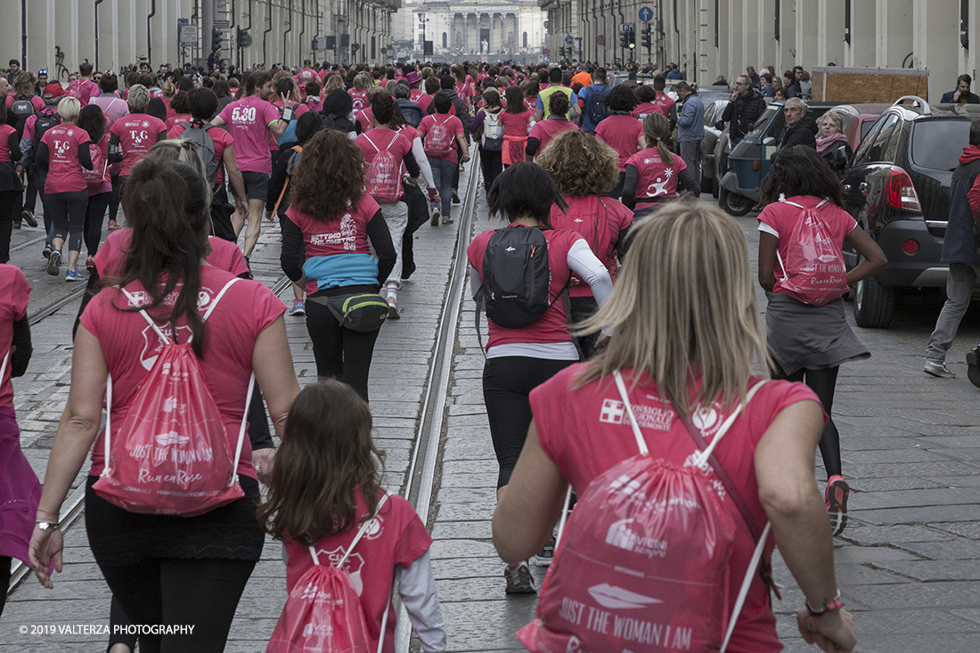 _X9B6861.jpg - 03-03-2019. Torino. â€œJust The Woman I am â€� Ã¨ una corsa/camminata podistica non competitiva di 6 km per sostenere la ricerca universitaria sul cancro: uomini e donne correranno fianco a fianco a sostegno della ricerca universitaria e della diffusione di una maggiore consapevolezza di sÃ© per un corretto stile di vita.  In questa giornata non c'Ã¨ solo la corsa, ma anche un fitto programma di eventi in piazza, non esclusivamente sportivi. Nella foto un momento della corsa camminata attraverso le vie della cittÃ 