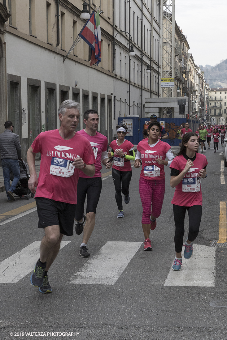 _X9B6986.jpg - 03-03-2019. Torino. â€œJust The Woman I am â€� Ã¨ una corsa/camminata podistica non competitiva di 6 km per sostenere la ricerca universitaria sul cancro: uomini e donne correranno fianco a fianco a sostegno della ricerca universitaria e della diffusione di una maggiore consapevolezza di sÃ© per un corretto stile di vita.  In questa giornata non c'Ã¨ solo la corsa, ma anche un fitto programma di eventi in piazza, non esclusivamente sportivi. Nella foto un momento della corsa camminata attraverso le vie della cittÃ 