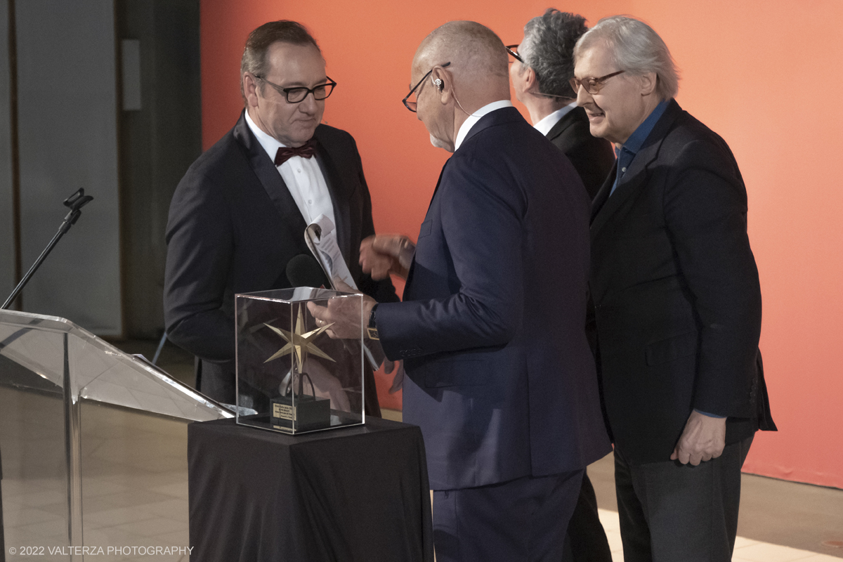 _DSF5005.jpg - 16/01/2023. Torino. Ãˆ Kevin Spacey la nuova Stella della Mole. Oggi, il due volte premio Oscar, per American Beauty e I soliti sospetti, Ã¨ stato omaggiato al Museo Nazionale del Cinema di Torino che ha la sua sede nel simbolo della cittÃ , la Mole Antonelliana, sede dove Kevin ha tenuto anche la sua Masterclass. Nella foto Kevin Spacey sale sul palco del Museo del Cinema.