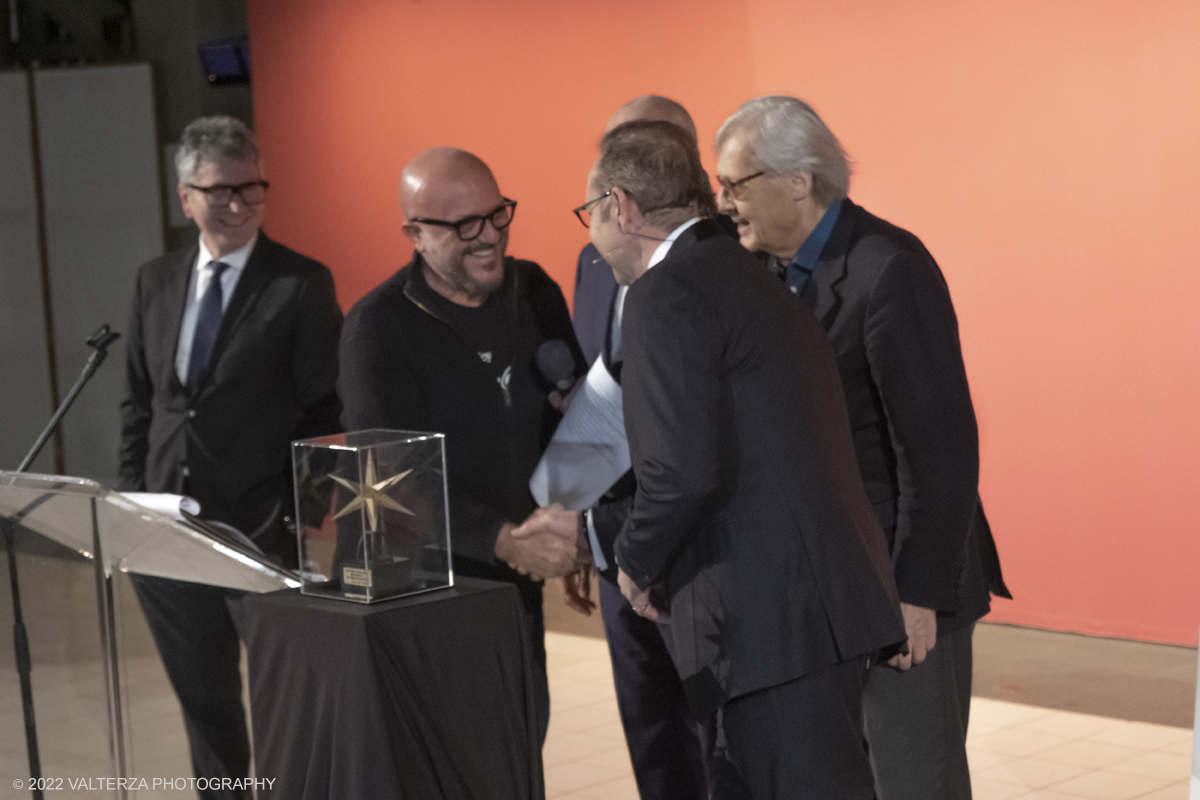 _DSF5093.jpg - 16/01/2023. Torino. Ãˆ Kevin Spacey la nuova Stella della Mole. Oggi, il due volte premio Oscar, per American Beauty e I soliti sospetti, Ã¨ stato omaggiato al Museo Nazionale del Cinema di Torino che ha la sua sede nel simbolo della cittÃ , la Mole Antonelliana, sede dove Kevin ha tenuto anche la sua Masterclass. Nella foto Roberto PedicinI il doppiatore di Kevin viene presentato all'attore.