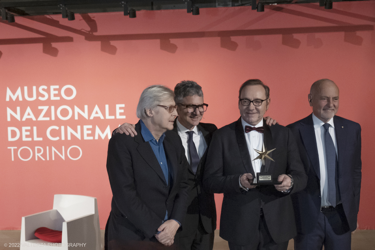 _DSF5405.jpg - 16/01/2023. Torino. Ãˆ Kevin Spacey la nuova Stella della Mole. Oggi, il due volte premio Oscar, per American Beauty e I soliti sospetti, Ã¨ stato omaggiato al Museo Nazionale del Cinema di Torino che ha la sua sede nel simbolo della cittÃ , la Mole Antonelliana, sede dove Kevin ha tenuto anche la sua Masterclass. Nella foto Vittorio Sgarbi, Domenico De Gaetano , Enzo Ghigo e Kevin Spacey con il premio ricevuto