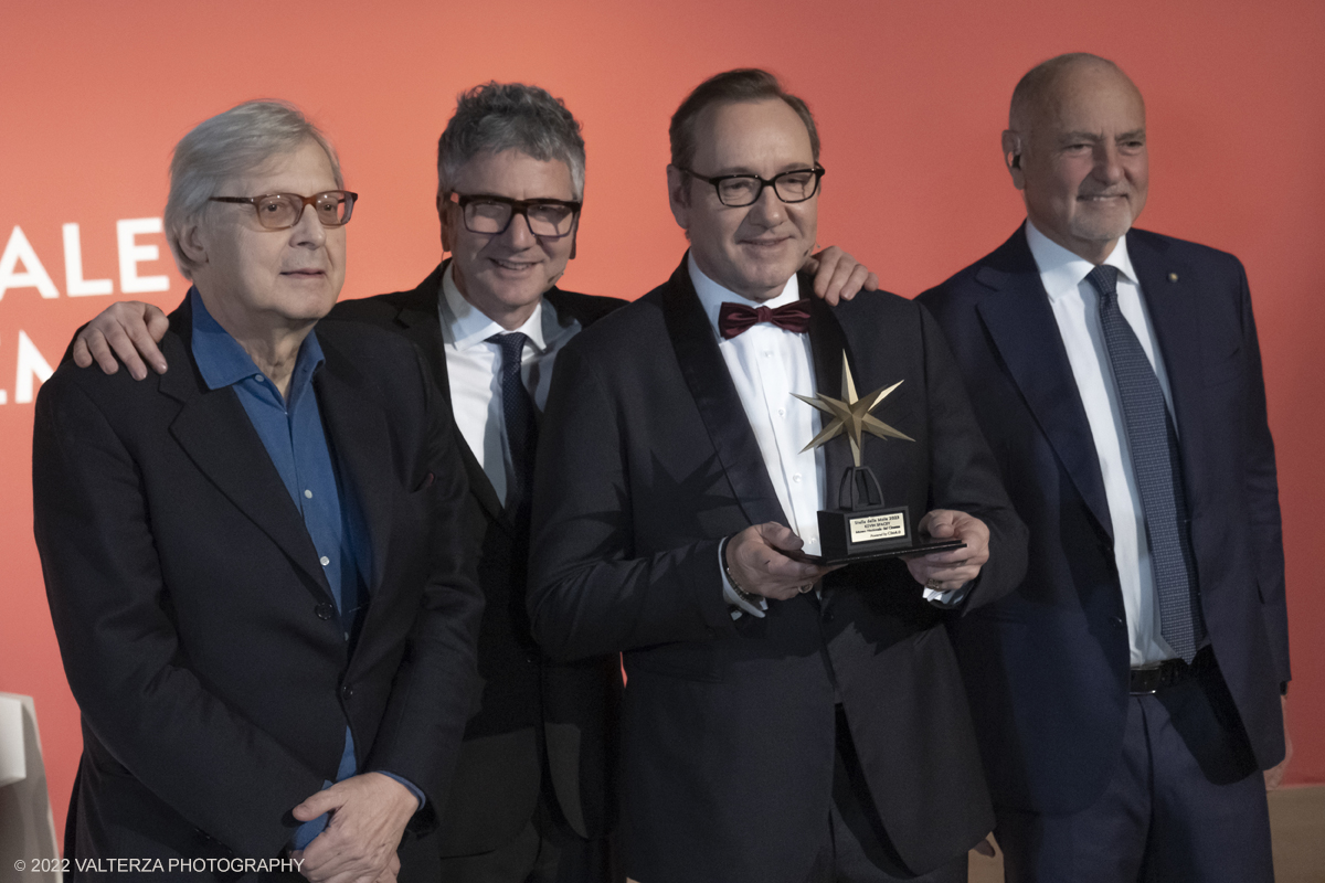 _DSF5457.jpg - 16/01/2023. Torino. Ãˆ Kevin Spacey la nuova Stella della Mole. Oggi, il due volte premio Oscar, per American Beauty e I soliti sospetti, Ã¨ stato omaggiato al Museo Nazionale del Cinema di Torino che ha la sua sede nel simbolo della cittÃ , la Mole Antonelliana, sede dove Kevin ha tenuto anche la sua Masterclass. Nella foto Vittorio Sgarbi, Domenico De Gaetano , Enzo Ghigo e Kevin Spacey con il premio ricevuto