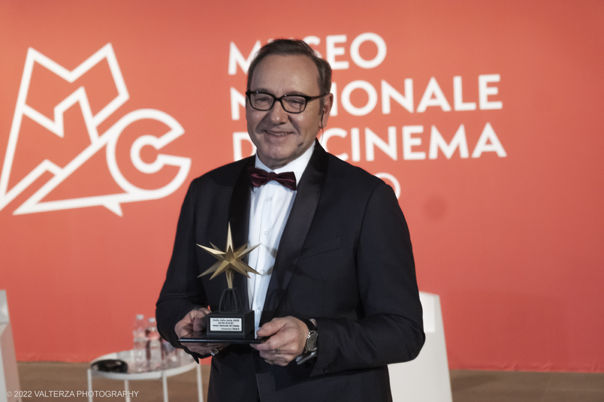 _DSF5543.jpg - 16/01/2023. Torino. Ãˆ Kevin Spacey la nuova Stella della Mole. Oggi, il due volte premio Oscar, per American Beauty e I soliti sospetti, Ã¨ stato omaggiato al Museo Nazionale del Cinema di Torino che ha la sua sede nel simbolo della cittÃ , la Mole Antonelliana, sede dove Kevin ha tenuto anche la sua Masterclass. Nella foto Kevin Spacey appena premiato con la Stella della Mole