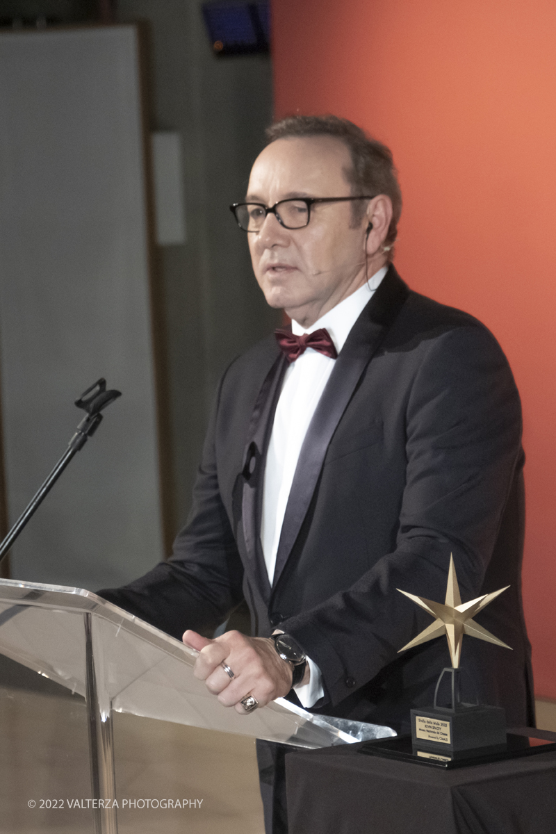 _DSF5728.jpg - 16/01/2023. Torino. Ãˆ Kevin Spacey la nuova Stella della Mole. Oggi, il due volte premio Oscar, per American Beauty e I soliti sospetti, Ã¨ stato omaggiato al Museo Nazionale del Cinema di Torino che ha la sua sede nel simbolo della cittÃ , la Mole Antonelliana, sede dove Kevin ha tenuto anche la sua Masterclass. Nella foto il discorso di saluto e di ringraziamento di Kevin Spacey