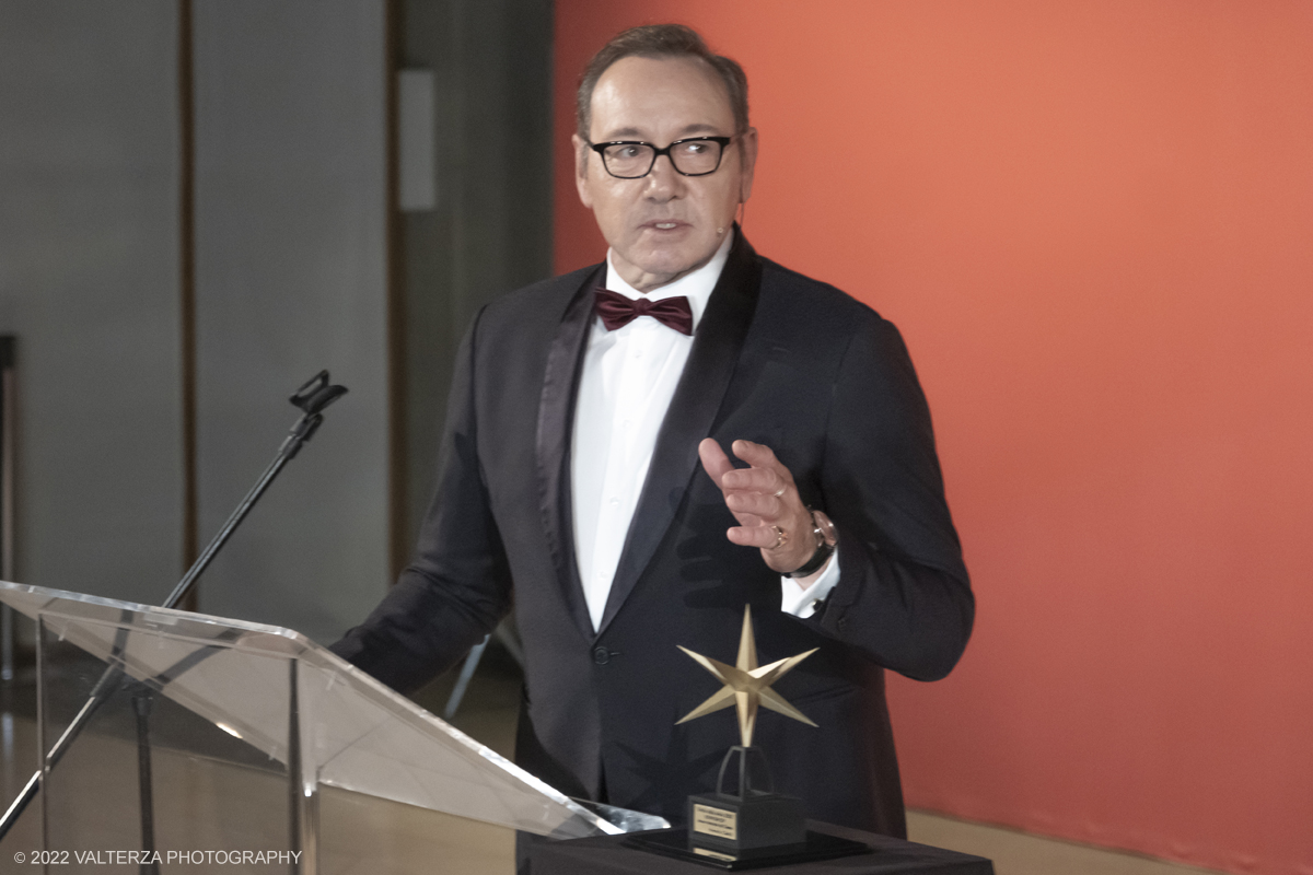 _DSF5770.jpg - 16/01/2023. Torino. Ãˆ Kevin Spacey la nuova Stella della Mole. Oggi, il due volte premio Oscar, per American Beauty e I soliti sospetti, Ã¨ stato omaggiato al Museo Nazionale del Cinema di Torino che ha la sua sede nel simbolo della cittÃ , la Mole Antonelliana, sede dove Kevin ha tenuto anche la sua Masterclass. Nella foto il discorso di saluto e di ringraziamento di Kevin Spacey