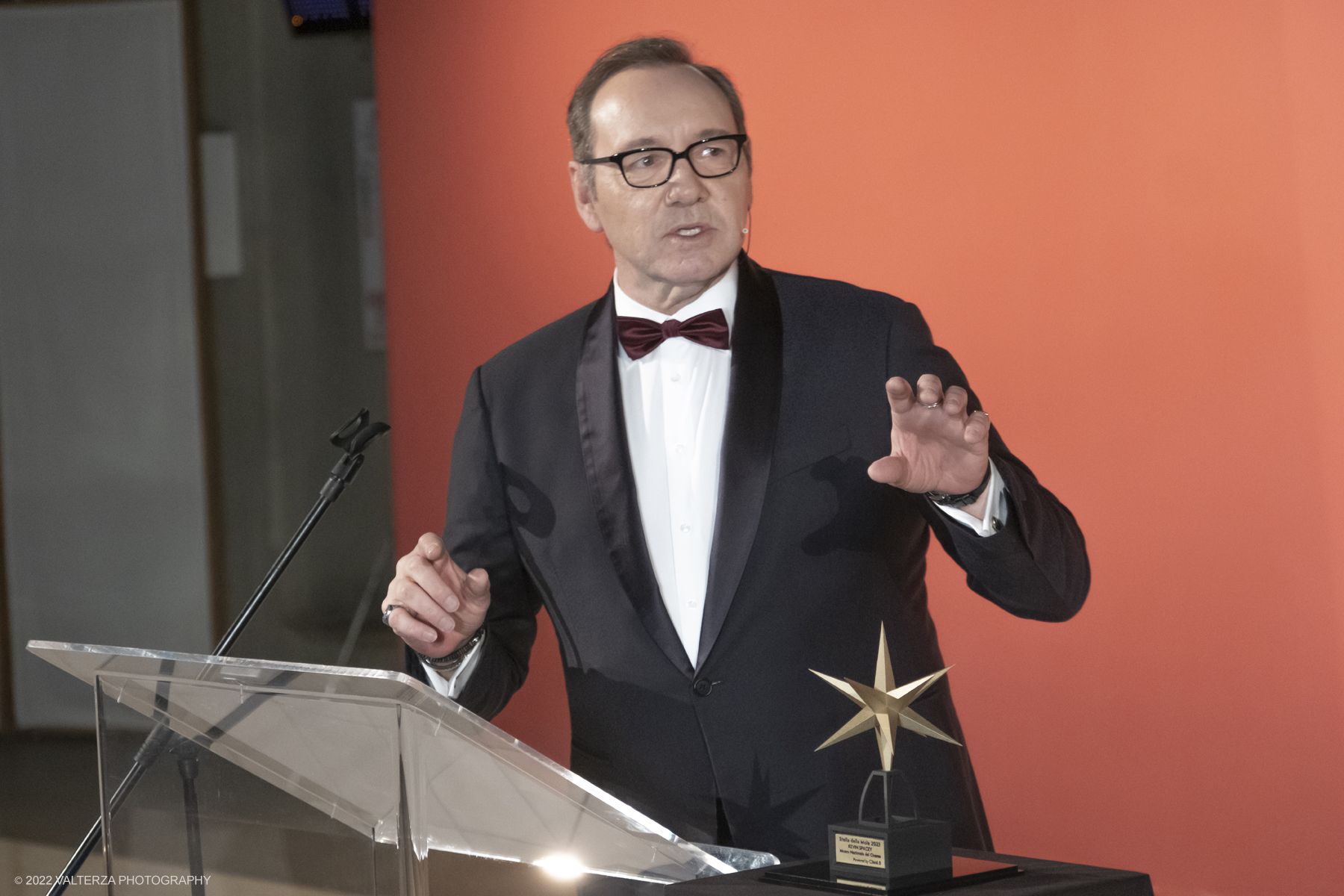 _DSF5853.jpg - 16/01/2023. Torino. Ãˆ Kevin Spacey la nuova Stella della Mole. Oggi, il due volte premio Oscar, per American Beauty e I soliti sospetti, Ã¨ stato omaggiato al Museo Nazionale del Cinema di Torino che ha la sua sede nel simbolo della cittÃ , la Mole Antonelliana, sede dove Kevin ha tenuto anche la sua Masterclass. Nella foto il discorso di saluto e di ringraziamento di Kevin Spacey