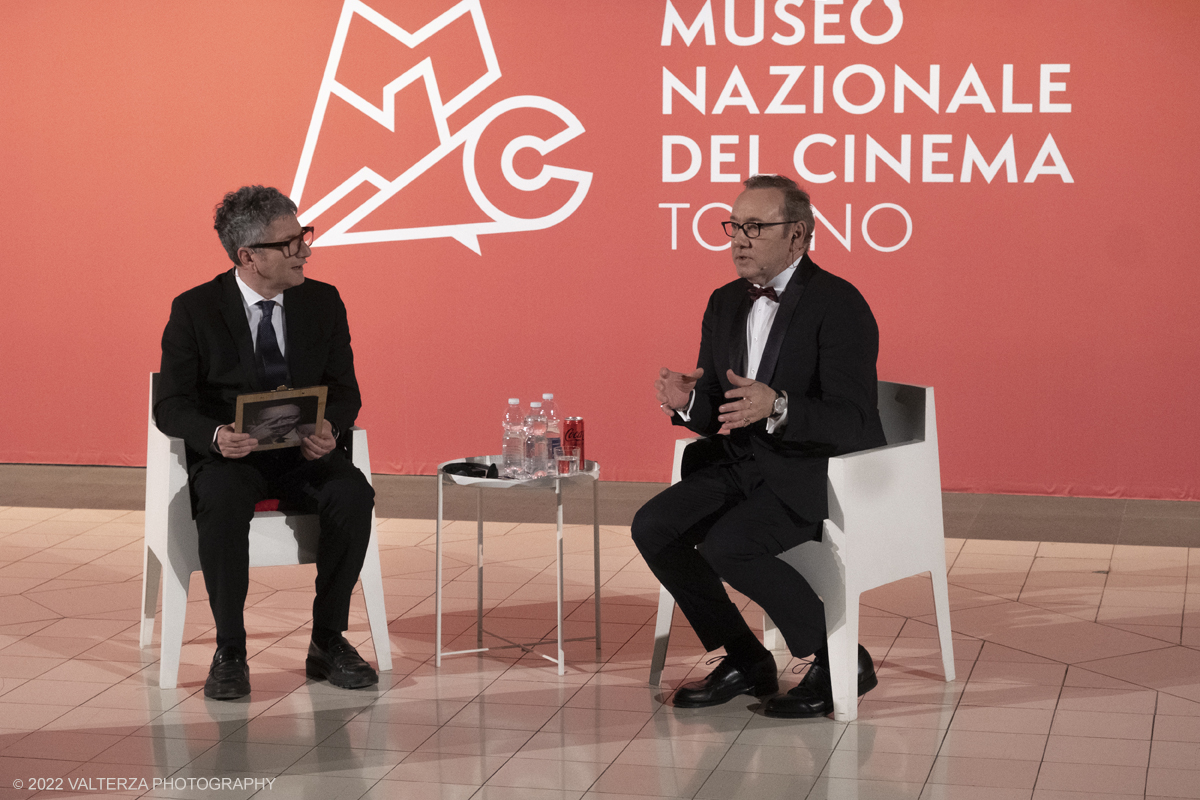 _DSF6873.jpg - 16/01/2023. Torino. Ãˆ Kevin Spacey la nuova Stella della Mole. Oggi, il due volte premio Oscar, per American Beauty e I soliti sospetti, Ã¨ stato omaggiato al Museo Nazionale del Cinema di Torino che ha la sua sede nel simbolo della cittÃ , la Mole Antonelliana, sede dove Kevin ha tenuto anche la sua Masterclass. Nella foto un momento della Masterclass di Kevin Spacey condotta da Domenico De Gaetano direttore del Museo.