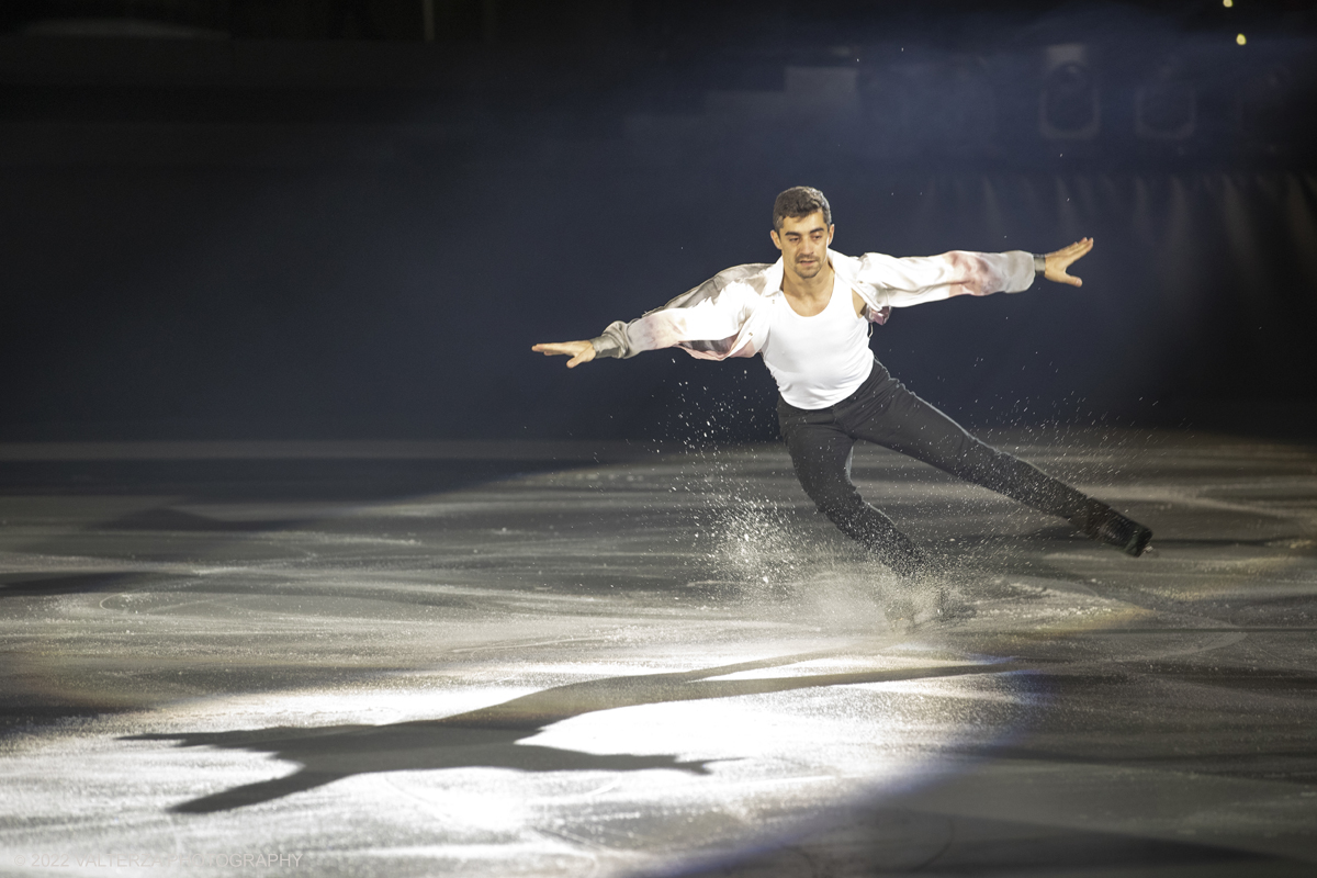 _G3I7514.jpg - 01/11/2022. Torino. Questo spettacolo, in prima mondiale, ha lâ€™obbiettivo di unire sport, arte e musica dal vivo , al Palavela la pista olimpica del ghiaccio diventa una grande tavolozza su cui il video mapping disegna le opere di gustave klimt mentre le note di unâ€™orchestra live, condotta da Edvin Marton col suo violino stradivari accompagnano danza e acrobazie di stelle internazionali del pattinaggio artistico nonchÃ© lâ€™esibizione degli acrobati di art du cirue. Nella foto  Javier Fernandez due volte campione del mondo, capitano del team di pattinatori dello spettacolo