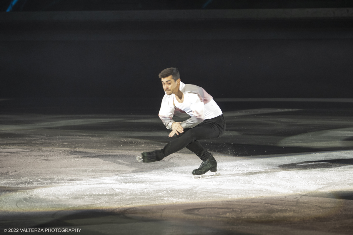 _G3I7560.jpg - 01/11/2022. Torino. Questo spettacolo, in prima mondiale, ha lâ€™obbiettivo di unire sport, arte e musica dal vivo , al Palavela la pista olimpica del ghiaccio diventa una grande tavolozza su cui il video mapping disegna le opere di gustave klimt mentre le note di unâ€™orchestra live, condotta da Edvin Marton col suo violino stradivari accompagnano danza e acrobazie di stelle internazionali del pattinaggio artistico nonchÃ© lâ€™esibizione degli acrobati di art du cirue. Nella foto  Javier Fernandez due volte campione del mondo, capitano del team di pattinatori dello spettacolo