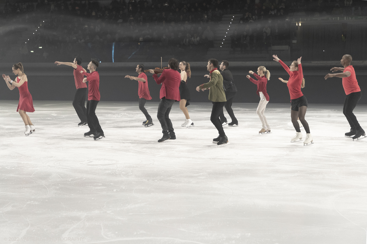 _G3I7989.jpg - 01/11/2022. Torino. Questo spettacolo, in prima mondiale, ha lâ€™obbiettivo di unire sport, arte e musica dal vivo , al Palavela la pista olimpica del ghiaccio diventa una grande tavolozza su cui il video mapping disegna le opere di gustave klimt mentre le note di unâ€™orchestra live, condotta da Edvin Marton col suo violino stradivari accompagnano danza e acrobazie di stelle internazionali del pattinaggio artistico nonchÃ© lâ€™esibizione degli acrobati di art du cirue. Nella foto  saluto finale al pubblco dal team di KLIMT ON ICE