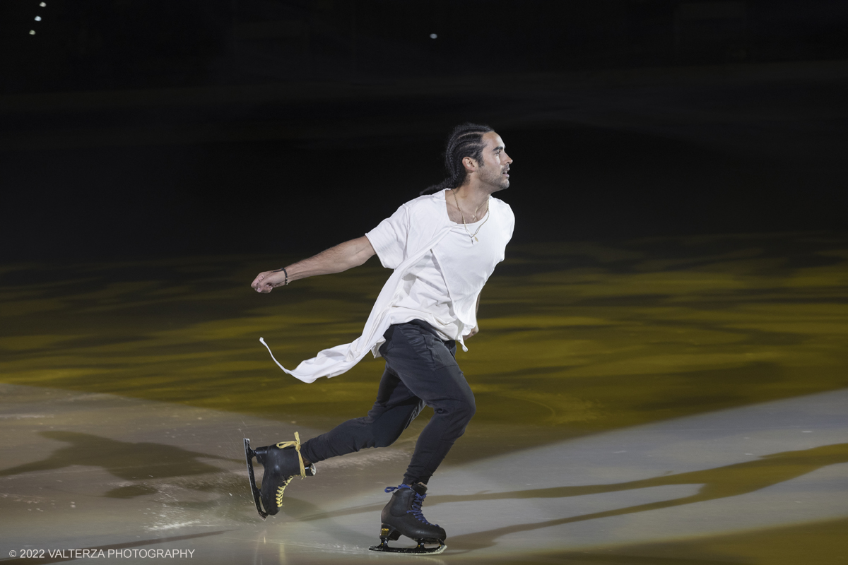 _G5A0272.jpg - 01/11/2022. Torino. Questo spettacolo, in prima mondiale, ha lâ€™obbiettivo di unire sport, arte e musica dal vivo , al Palavela la pista olimpica del ghiaccio diventa una grande tavolozza su cui il video mapping disegna le opere di gustave klimt mentre le note di unâ€™orchestra live, condotta da Edvin Marton col suo violino stradivari accompagnano danza e acrobazie di stelle internazionali del pattinaggio artistico nonchÃ© lâ€™esibizione degli acrobati di art du cirue. Nella foto  Phiippe Warren