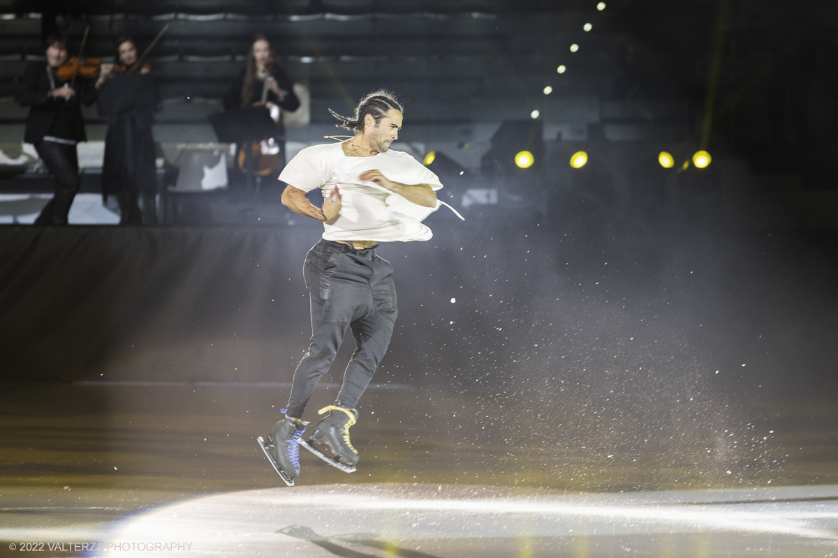 _G5A0301.jpg - 01/11/2022. Torino. Questo spettacolo, in prima mondiale, ha lâ€™obbiettivo di unire sport, arte e musica dal vivo , al Palavela la pista olimpica del ghiaccio diventa una grande tavolozza su cui il video mapping disegna le opere di gustave klimt mentre le note di unâ€™orchestra live, condotta da Edvin Marton col suo violino stradivari accompagnano danza e acrobazie di stelle internazionali del pattinaggio artistico nonchÃ© lâ€™esibizione degli acrobati di art du cirue. Nella foto  Phiippe Warren