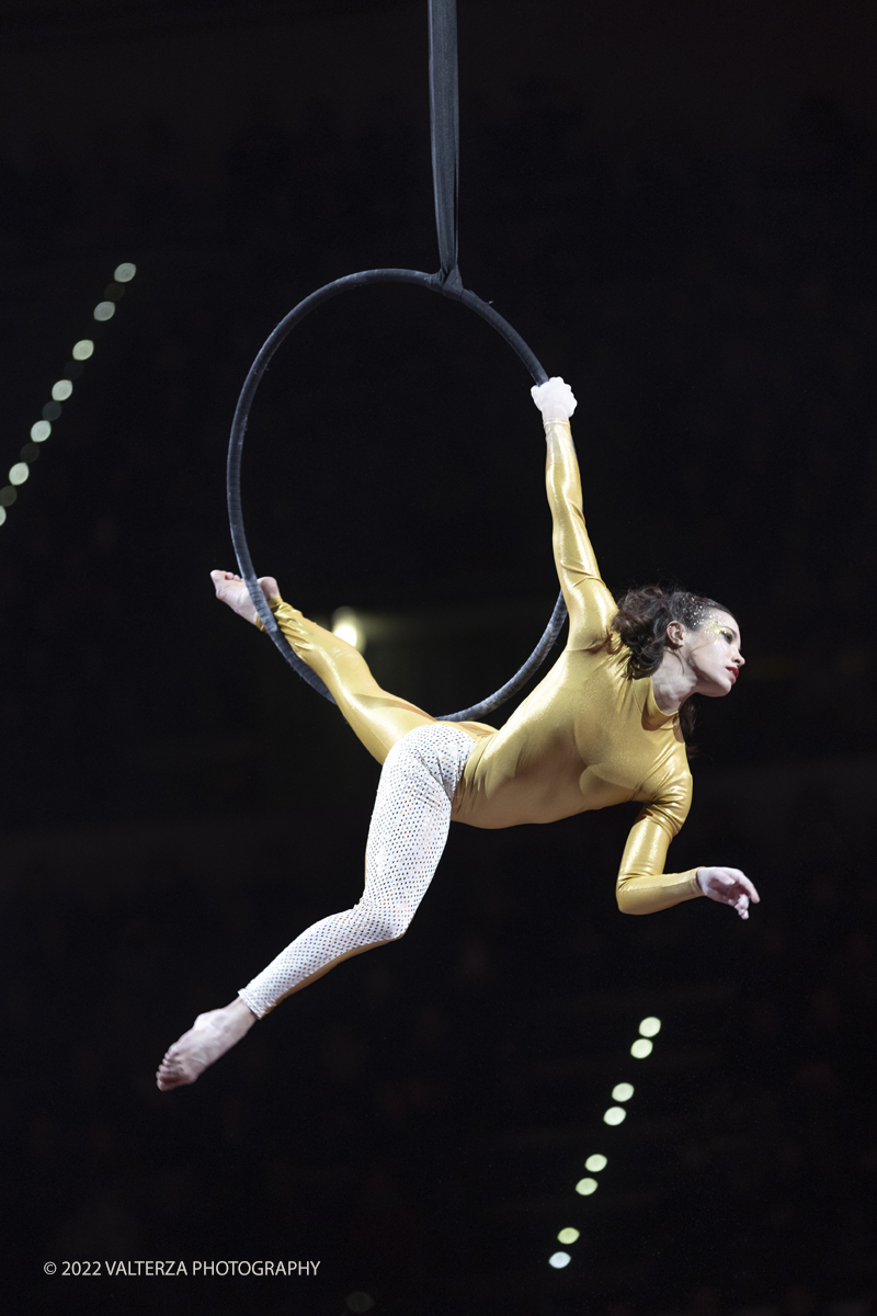 _G5A1351.jpg - 01/11/2022. Torino. Questo spettacolo, in prima mondiale, ha lâ€™obbiettivo di unire sport, arte e musica dal vivo , al Palavela la pista olimpica del ghiaccio diventa una grande tavolozza su cui il video mapping disegna le opere di gustave klimt mentre le note di unâ€™orchestra live, condotta da Edvin Marton col suo violino stradivari accompagnano danza e acrobazie di stelle internazionali del pattinaggio artistico nonchÃ© lâ€™esibizione degli acrobati di art du cirue. Nella foto artistia del gruppo internazionale Cirko Vertigo