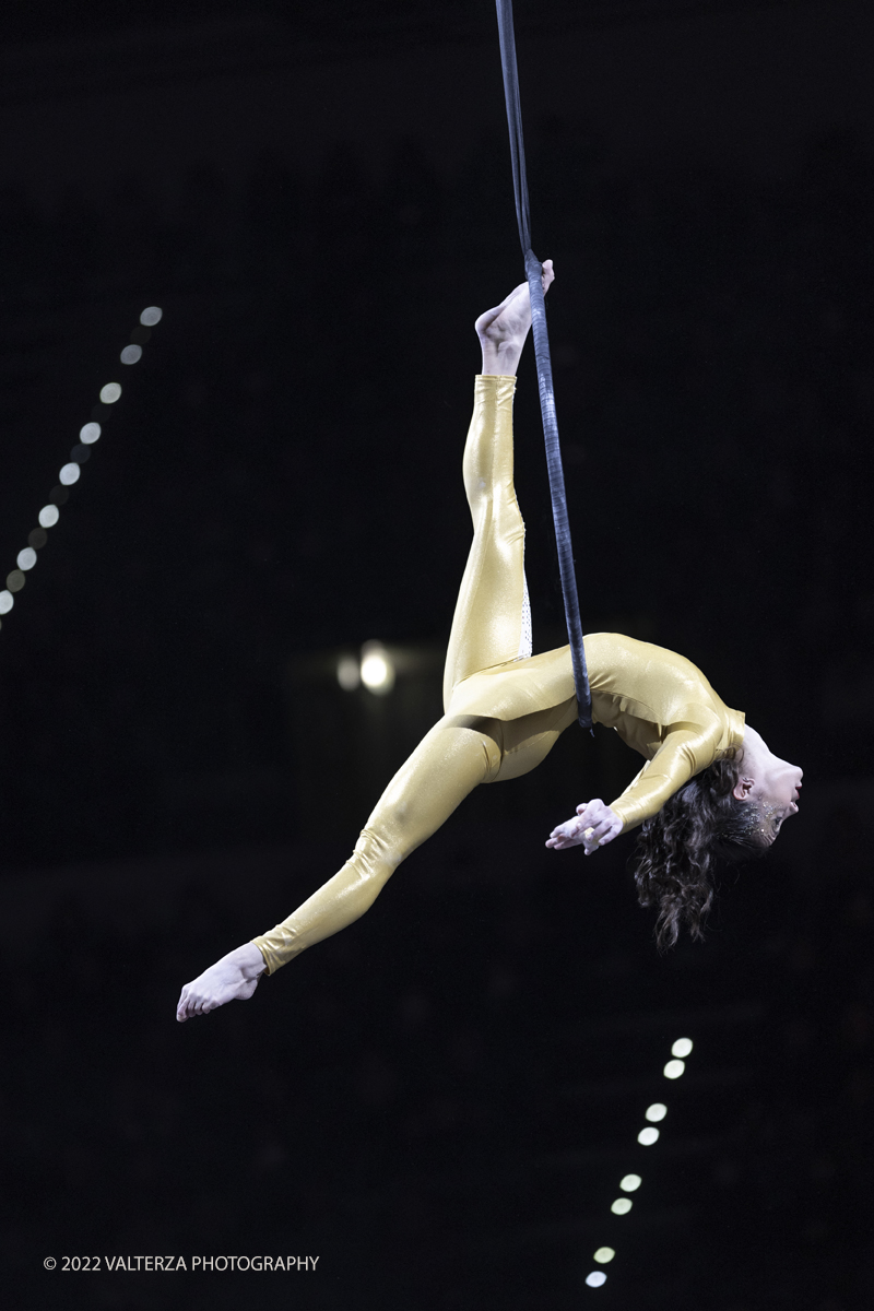 _G5A1489.jpg - 01/11/2022. Torino. Questo spettacolo, in prima mondiale, ha lâ€™obbiettivo di unire sport, arte e musica dal vivo , al Palavela la pista olimpica del ghiaccio diventa una grande tavolozza su cui il video mapping disegna le opere di gustave klimt mentre le note di unâ€™orchestra live, condotta da Edvin Marton col suo violino stradivari accompagnano danza e acrobazie di stelle internazionali del pattinaggio artistico nonchÃ© lâ€™esibizione degli acrobati di art du cirue. Nella foto artistia del gruppo internazionale Cirko Vertigo,