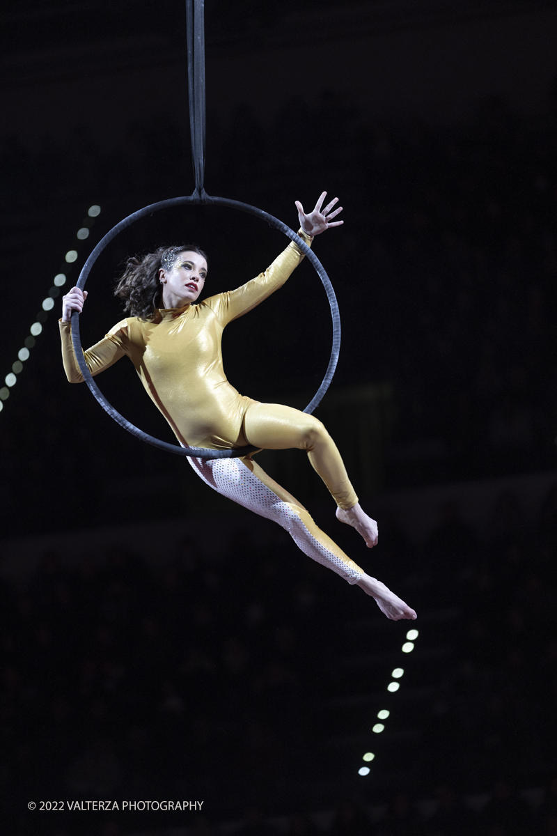 _G5A1744.jpg - 01/11/2022. Torino. Questo spettacolo, in prima mondiale, ha lâ€™obbiettivo di unire sport, arte e musica dal vivo , al Palavela la pista olimpica del ghiaccio diventa una grande tavolozza su cui il video mapping disegna le opere di gustave klimt mentre le note di unâ€™orchestra live, condotta da Edvin Marton col suo violino stradivari accompagnano danza e acrobazie di stelle internazionali del pattinaggio artistico nonchÃ© lâ€™esibizione degli acrobati di art du cirue. Nella foto artistia del gruppo internazionale Cirko Vertigo,