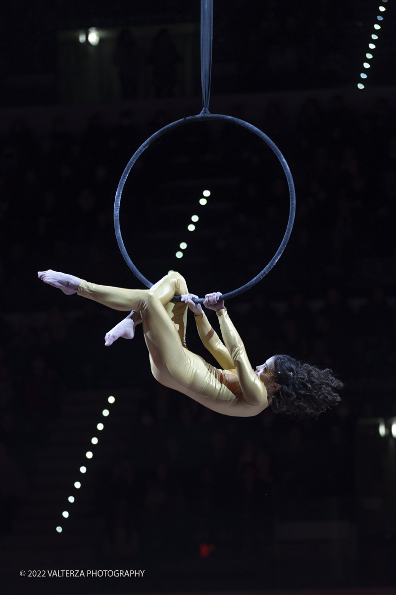 _G5A1916.jpg - 01/11/2022. Torino. Questo spettacolo, in prima mondiale, ha lâ€™obbiettivo di unire sport, arte e musica dal vivo , al Palavela la pista olimpica del ghiaccio diventa una grande tavolozza su cui il video mapping disegna le opere di gustave klimt mentre le note di unâ€™orchestra live, condotta da Edvin Marton col suo violino stradivari accompagnano danza e acrobazie di stelle internazionali del pattinaggio artistico nonchÃ© lâ€™esibizione degli acrobati di art du cirue. Nella foto artistia del gruppo internazionale Cirko Vertigo,