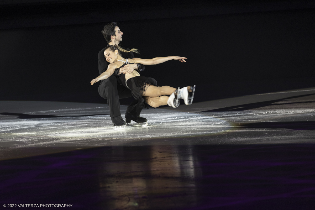 _G5A2429.jpg - 01/11/2022. Torino. Questo spettacolo, in prima mondiale, ha lâ€™obbiettivo di unire sport, arte e musica dal vivo , al Palavela la pista olimpica del ghiaccio diventa una grande tavolozza su cui il video mapping disegna le opere di gustave klimt mentre le note di unâ€™orchestra live, condotta da Edvin Marton col suo violino stradivari accompagnano danza e acrobazie di stelle internazionali del pattinaggio artistico nonchÃ© lâ€™esibizione degli acrobati di art du cirue. Nella foto Carolina Moscheni e Francesco Fioretti