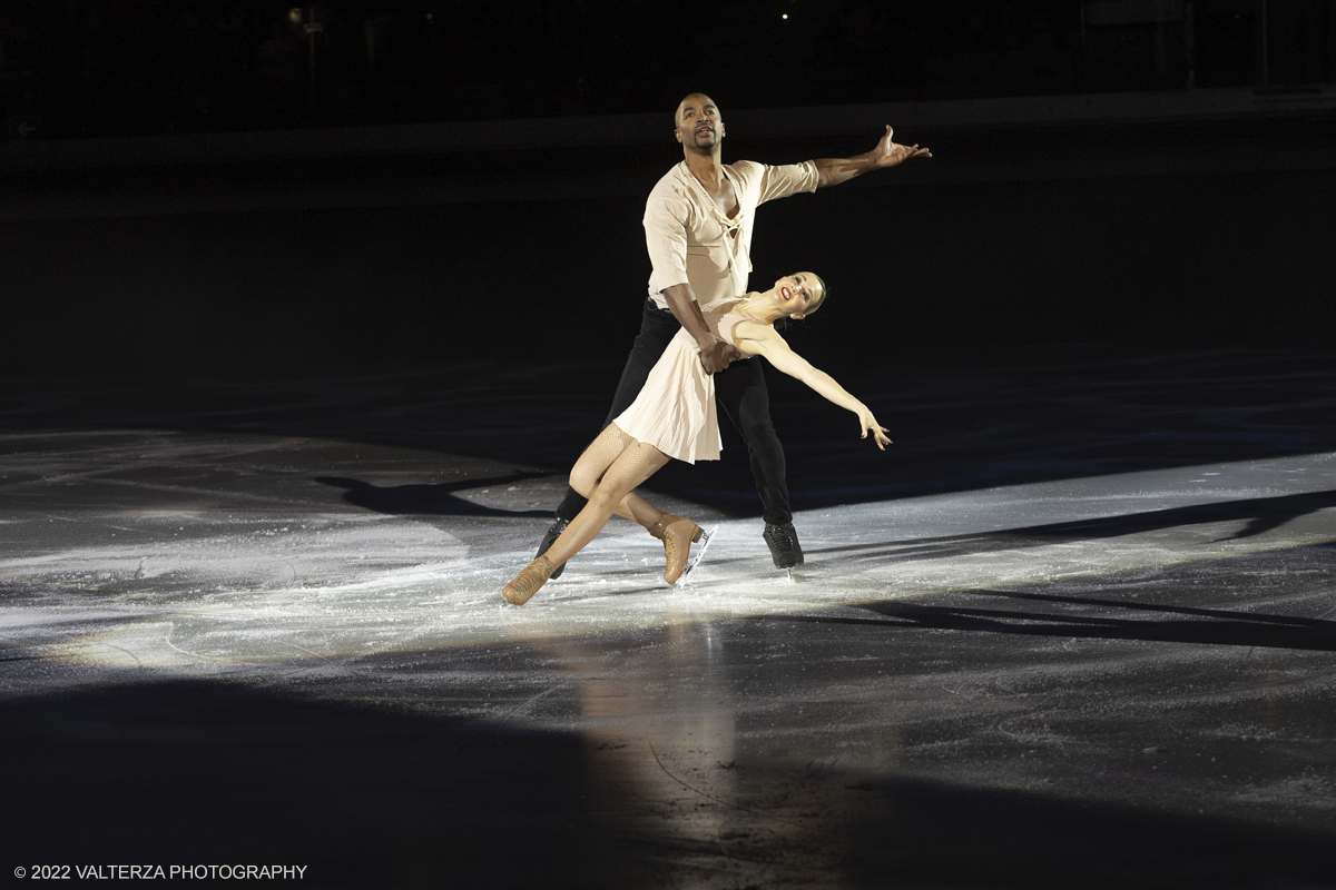 _G5A2944.jpg - 01/11/2022. Torino. Questo spettacolo, in prima mondiale, ha lâ€™obbiettivo di unire sport, arte e musica dal vivo , al Palavela la pista olimpica del ghiaccio diventa una grande tavolozza su cui il video mapping disegna le opere di gustave klimt mentre le note di unâ€™orchestra live, condotta da Edvin Marton col suo violino stradivari accompagnano danza e acrobazie di stelle internazionali del pattinaggio artistico nonchÃ© lâ€™esibizione degli acrobati di art du cirue. Nella foto  Annette Dytrt & Yannick Bonheur