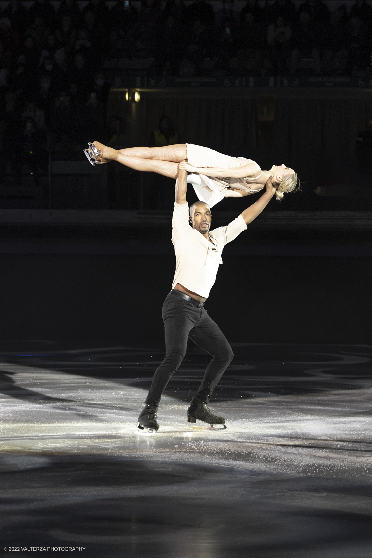 _G5A3378.jpg - 01/11/2022. Torino. Questo spettacolo, in prima mondiale, ha lâ€™obbiettivo di unire sport, arte e musica dal vivo , al Palavela la pista olimpica del ghiaccio diventa una grande tavolozza su cui il video mapping disegna le opere di gustave klimt mentre le note di unâ€™orchestra live, condotta da Edvin Marton col suo violino stradivari accompagnano danza e acrobazie di stelle internazionali del pattinaggio artistico nonchÃ© lâ€™esibizione degli acrobati di art du cirue. Nella foto  Annette Dytrt & Yannick Bonheur