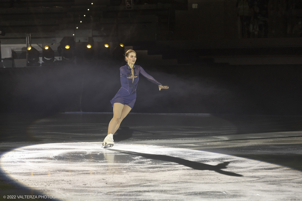 _G5A4236.jpg - 01/11/2022. Torino. Questo spettacolo, in prima mondiale, ha lâ€™obbiettivo di unire sport, arte e musica dal vivo , al Palavela la pista olimpica del ghiaccio diventa una grande tavolozza su cui il video mapping disegna le opere di gustave klimt mentre le note di unâ€™orchestra live, condotta da Edvin Marton col suo violino stradivari accompagnano danza e acrobazie di stelle internazionali del pattinaggio artistico nonchÃ© lâ€™esibizione degli acrobati di art du cirue. Nella foto Angelina Kucvalska