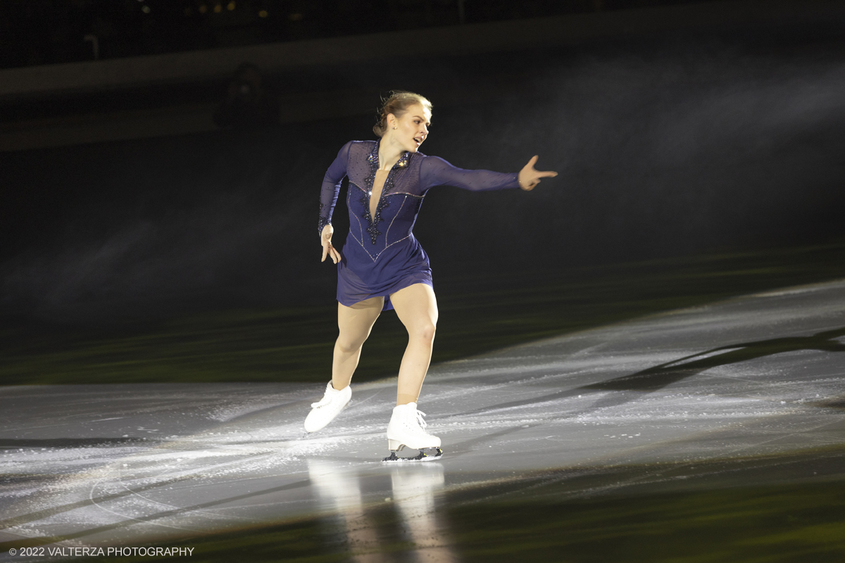 _G5A4301.jpg - 01/11/2022. Torino. Questo spettacolo, in prima mondiale, ha lâ€™obbiettivo di unire sport, arte e musica dal vivo , al Palavela la pista olimpica del ghiaccio diventa una grande tavolozza su cui il video mapping disegna le opere di gustave klimt mentre le note di unâ€™orchestra live, condotta da Edvin Marton col suo violino stradivari accompagnano danza e acrobazie di stelle internazionali del pattinaggio artistico nonchÃ© lâ€™esibizione degli acrobati di art du cirue. Nella foto Angelina Kucvalska