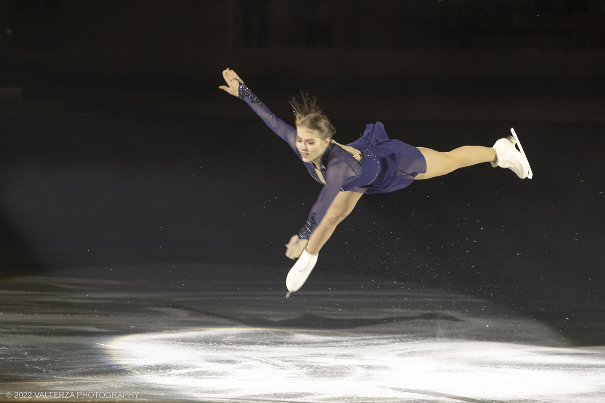 _G5A4495.jpg - 01/11/2022. Torino. Questo spettacolo, in prima mondiale, ha lâ€™obbiettivo di unire sport, arte e musica dal vivo , al Palavela la pista olimpica del ghiaccio diventa una grande tavolozza su cui il video mapping disegna le opere di gustave klimt mentre le note di unâ€™orchestra live, condotta da Edvin Marton col suo violino stradivari accompagnano danza e acrobazie di stelle internazionali del pattinaggio artistico nonchÃ© lâ€™esibizione degli acrobati di art du cirue. Nella foto Angelina Kucvalska