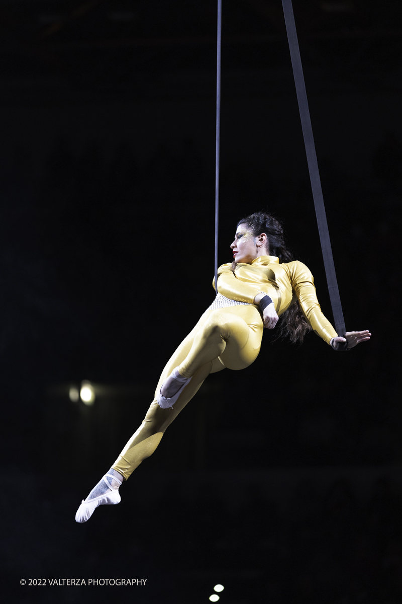 _G5A4717.jpg - 01/11/2022. Torino. Questo spettacolo, in prima mondiale, ha lâ€™obbiettivo di unire sport, arte e musica dal vivo , al Palavela la pista olimpica del ghiaccio diventa una grande tavolozza su cui il video mapping disegna le opere di gustave klimt mentre le note di unâ€™orchestra live, condotta da Edvin Marton col suo violino stradivari accompagnano danza e acrobazie di stelle internazionali del pattinaggio artistico nonchÃ© lâ€™esibizione degli acrobati di art du cirue. Nella foto artistia del gruppo internazionale Cirko Vertigo