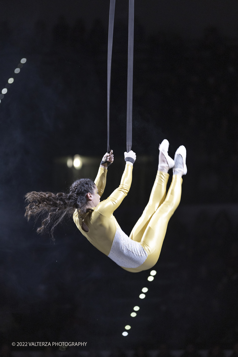 _G5A4731.jpg - 01/11/2022. Torino. Questo spettacolo, in prima mondiale, ha lâ€™obbiettivo di unire sport, arte e musica dal vivo , al Palavela la pista olimpica del ghiaccio diventa una grande tavolozza su cui il video mapping disegna le opere di gustave klimt mentre le note di unâ€™orchestra live, condotta da Edvin Marton col suo violino stradivari accompagnano danza e acrobazie di stelle internazionali del pattinaggio artistico nonchÃ© lâ€™esibizione degli acrobati di art du cirue. Nella foto artistia del gruppo internazionale Cirko Vertigo