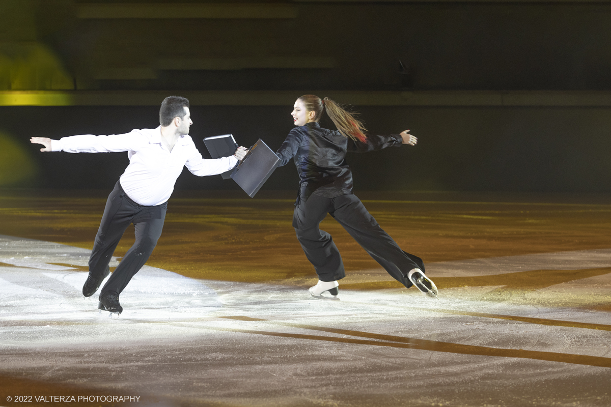 _G5A4995.jpg - 01/11/2022. Torino. Questo spettacolo, in prima mondiale, ha lâ€™obbiettivo di unire sport, arte e musica dal vivo , al Palavela la pista olimpica del ghiaccio diventa una grande tavolozza su cui il video mapping disegna le opere di gustave klimt mentre le note di unâ€™orchestra live, condotta da Edvin Marton col suo violino stradivari accompagnano danza e acrobazie di stelle internazionali del pattinaggio artistico nonchÃ© lâ€™esibizione degli acrobati di art du cirue. Nella foto Alexandra Nazarova e Maxim Nikitin