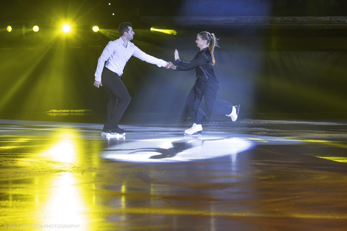 _G5A5110.jpg - 01/11/2022. Torino. Questo spettacolo, in prima mondiale, ha lâ€™obbiettivo di unire sport, arte e musica dal vivo , al Palavela la pista olimpica del ghiaccio diventa una grande tavolozza su cui il video mapping disegna le opere di gustave klimt mentre le note di unâ€™orchestra live, condotta da Edvin Marton col suo violino stradivari accompagnano danza e acrobazie di stelle internazionali del pattinaggio artistico nonchÃ© lâ€™esibizione degli acrobati di art du cirue. Nella foto Alexandra Nazarova e Maxim Nikitin