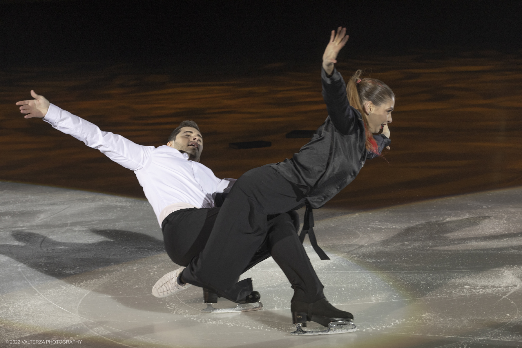 _G5A5209.jpg - 01/11/2022. Torino. Questo spettacolo, in prima mondiale, ha lâ€™obbiettivo di unire sport, arte e musica dal vivo , al Palavela la pista olimpica del ghiaccio diventa una grande tavolozza su cui il video mapping disegna le opere di gustave klimt mentre le note di unâ€™orchestra live, condotta da Edvin Marton col suo violino stradivari accompagnano danza e acrobazie di stelle internazionali del pattinaggio artistico nonchÃ© lâ€™esibizione degli acrobati di art du cirue. Nella foto Alexandra Nazarova e Maxim Nikitin