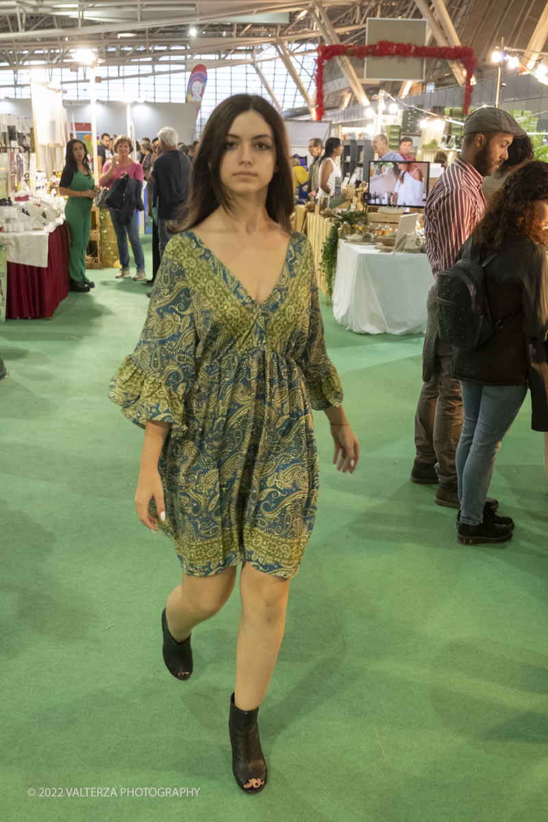 _DSF8282.jpg - 5/06/2022. Torino. La moda bella e sostenibile del CNA .Le creazioni di  Kezlia Liubov sfilano nello spazio Green Life di Expocasa