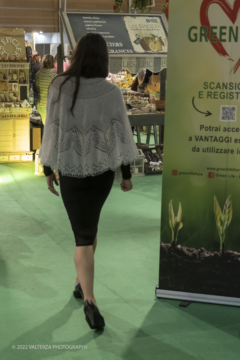 _DSF8414.jpg - 5/06/2022. Torino. La moda bella e sostenibile del CNA .Le creazioni di  Valeria Bondarenko sfilano nello spazio Green Life di Expocasa