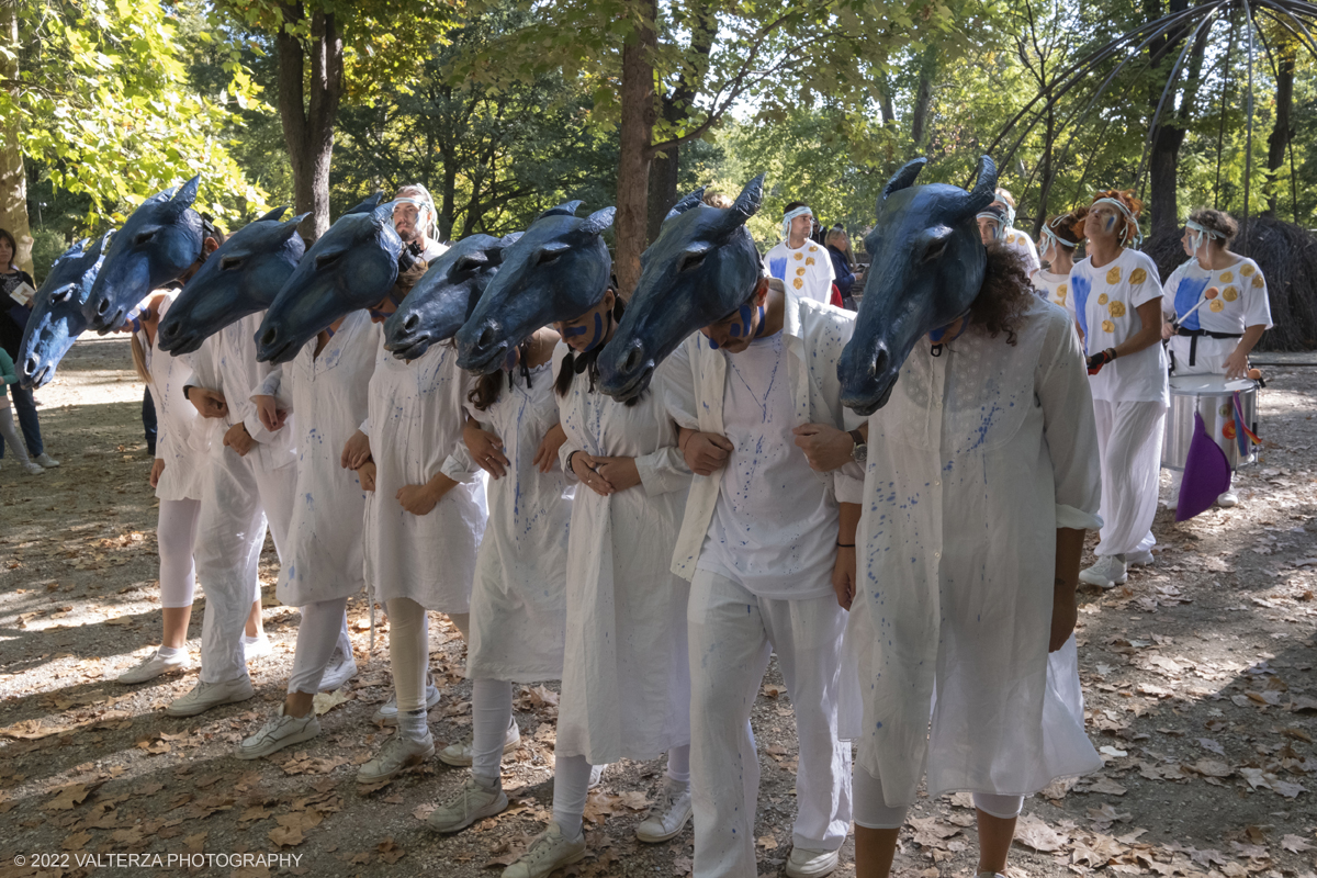 DSCF7960.jpg - 02/10/2022. Torino. Una grande inaugurazione della 29Â° edizione di Incanti â€“ Rassegna Internazionale di Teatro di Figura un giocoso Saturnale animale, a partire dallâ€™immagine di Marco Cavallo, omaggio a Giuliano Scabia. Simbolo della libertÃ  e della chiusura dei manicomi, il progetto Marco Cavallo nacque nel manicomio di Trieste, nel 1973, sotto le direttive di Franco Basaglia. Nella foto un momento dell'evento svoltosi nei giardini reali e nella piazzetta reale