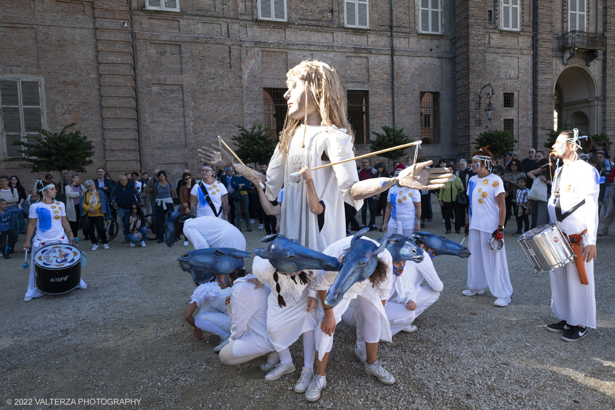 DSCF8165.jpg - 02/10/2022. Torino. Una grande inaugurazione della 29Â° edizione di Incanti â€“ Rassegna Internazionale di Teatro di Figura un giocoso Saturnale animale, a partire dallâ€™immagine di Marco Cavallo, omaggio a Giuliano Scabia. Simbolo della libertÃ  e della chiusura dei manicomi, il progetto Marco Cavallo nacque nel manicomio di Trieste, nel 1973, sotto le direttive di Franco Basaglia. Nella foto un momento dell'evento svoltosi nei giardini reali e nella piazzetta reale