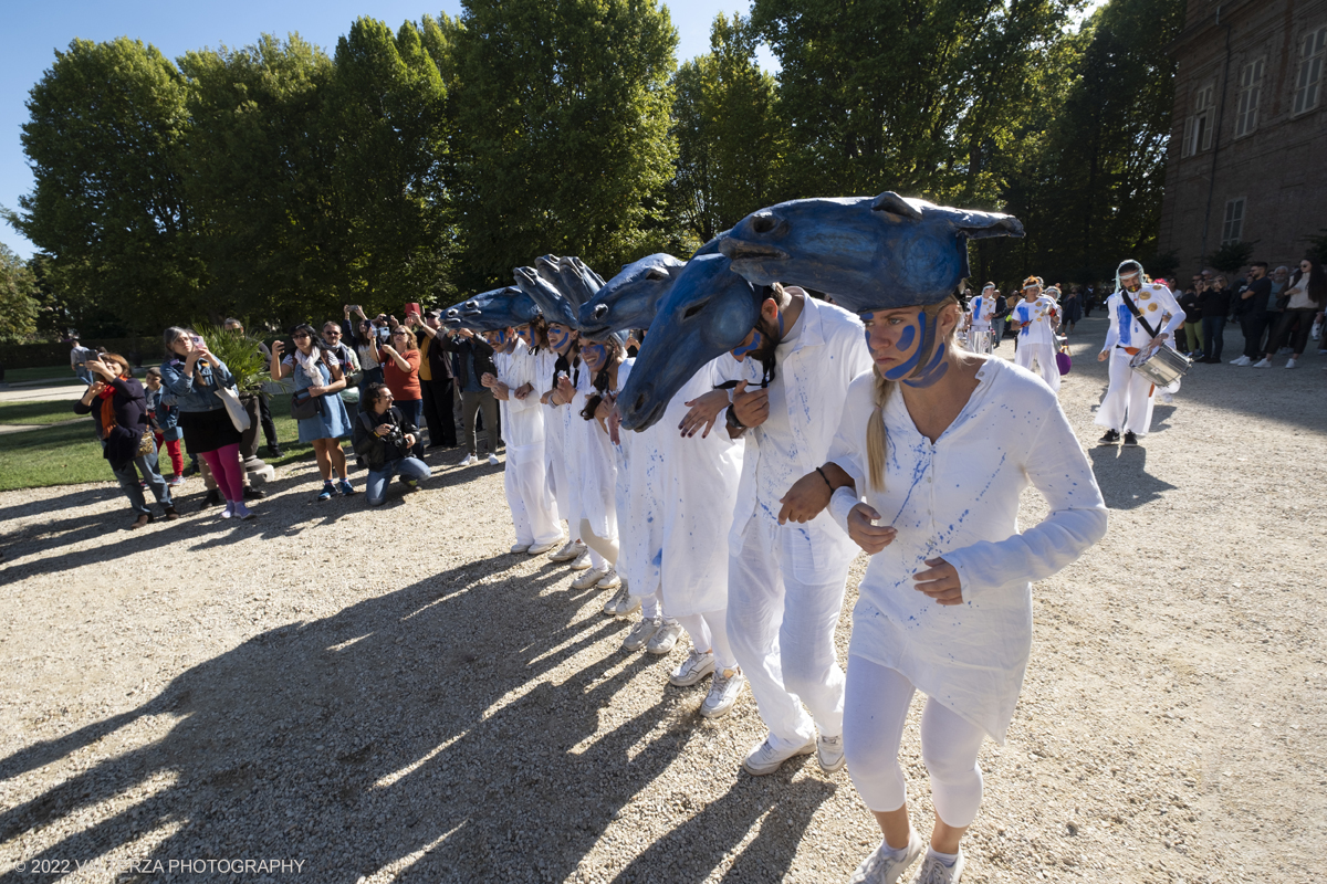 DSCF8175.jpg - 02/10/2022. Torino. Una grande inaugurazione della 29Â° edizione di Incanti â€“ Rassegna Internazionale di Teatro di Figura un giocoso Saturnale animale, a partire dallâ€™immagine di Marco Cavallo, omaggio a Giuliano Scabia. Simbolo della libertÃ  e della chiusura dei manicomi, il progetto Marco Cavallo nacque nel manicomio di Trieste, nel 1973, sotto le direttive di Franco Basaglia. Nella foto un momento dell'evento svoltosi nei giardini reali e nella piazzetta reale